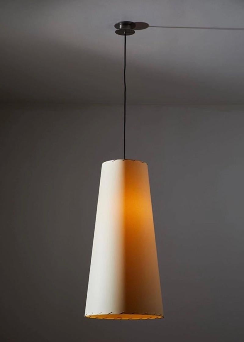 Inimitable simplicity. Originally designed in 1983 for Bar Sísísí, a famous Barcelona night bar in the 80s. At a time when international trends prevailed with lamps containing tubular metal structures and halogen bulbs, Gabriel Ordeig Cole