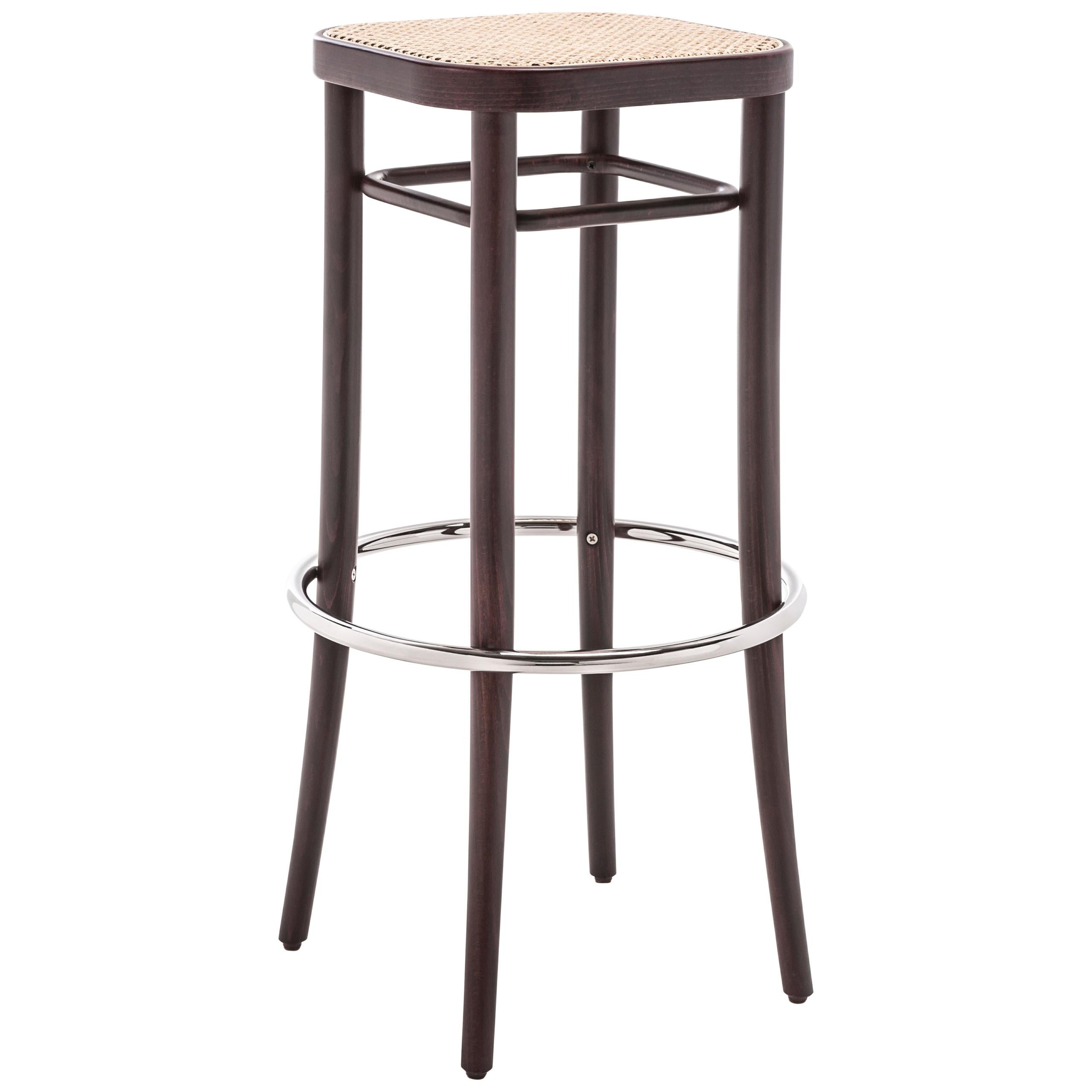 Gebrder Thonet Vienna GmbH Tabouret de bar Barhocker 144 en noyer avec assise en rotin en vente