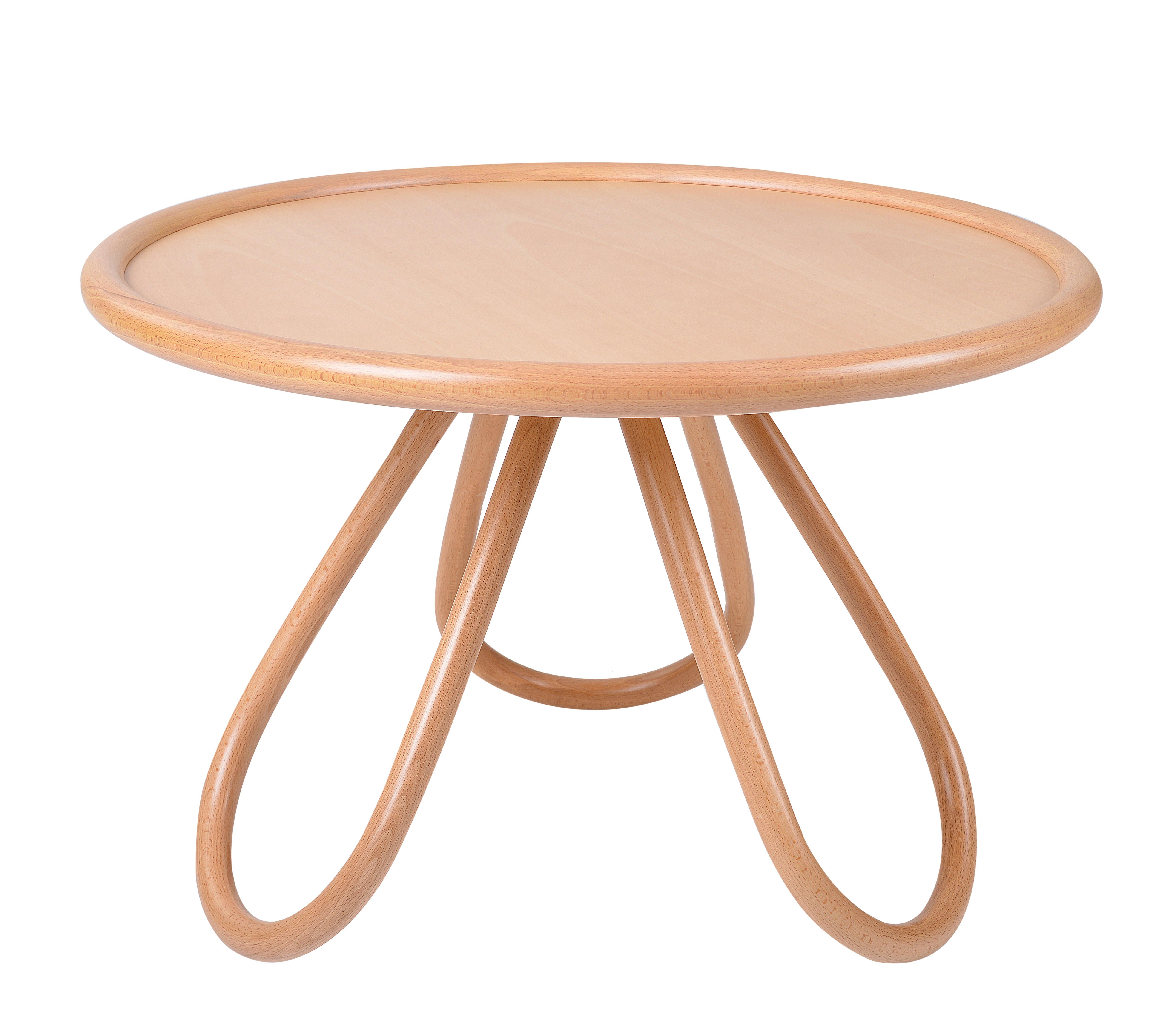 Die schrägen Stützen aus dampfgebogener Buche verleihen einem Couchtisch Bewegung und Leichtigkeit, der in den verschiedenen Wohnbereichen flexibel eingesetzt werden kann. Die Platte ist in einer Holz- oder Glasversion erhältlich, beides umgeben von