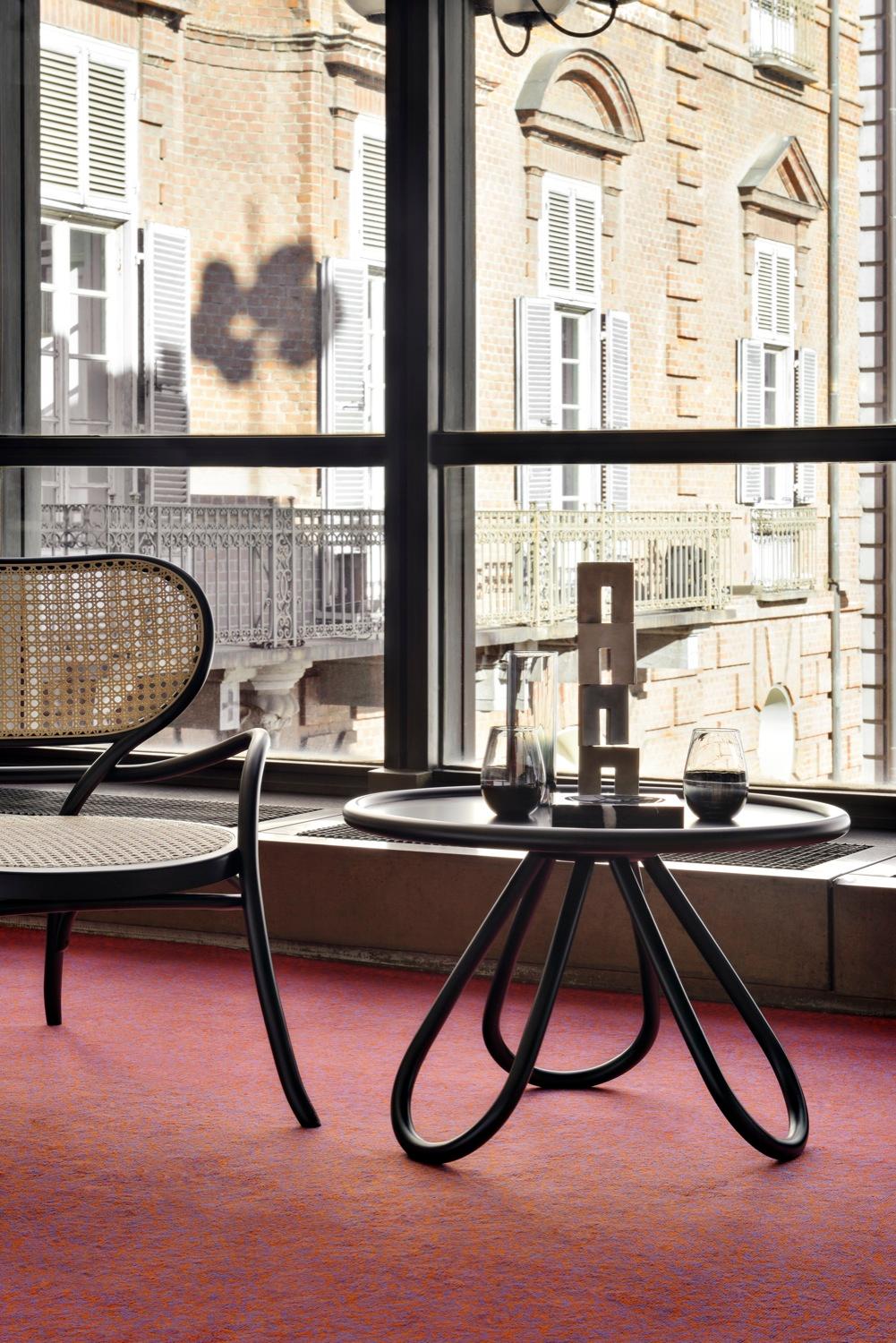 Gebrüder Thonet Vienna GmbH Arch Couchtisch aus schwarz lackiertem Holz mit Glas im Zustand „Neu“ im Angebot in Brooklyn, NY