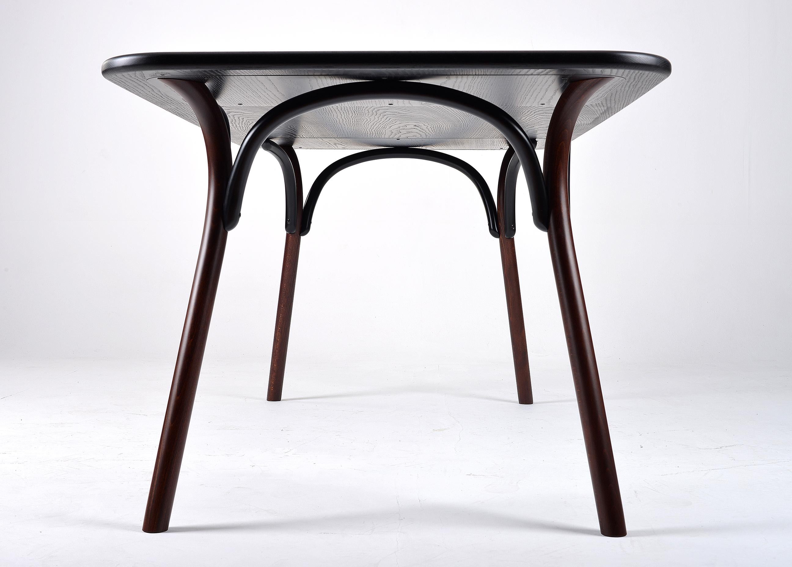 Der von einer Gruppe schwedischer Designer, Front, entworfene Tisch, hat eine dampfgebogene Buchenstruktur, die sein attraktives, leichtes Aussehen mit der Substanz von Massivholz verbindet. Die Platte besteht aus Eschenholzplatten, die in zwei