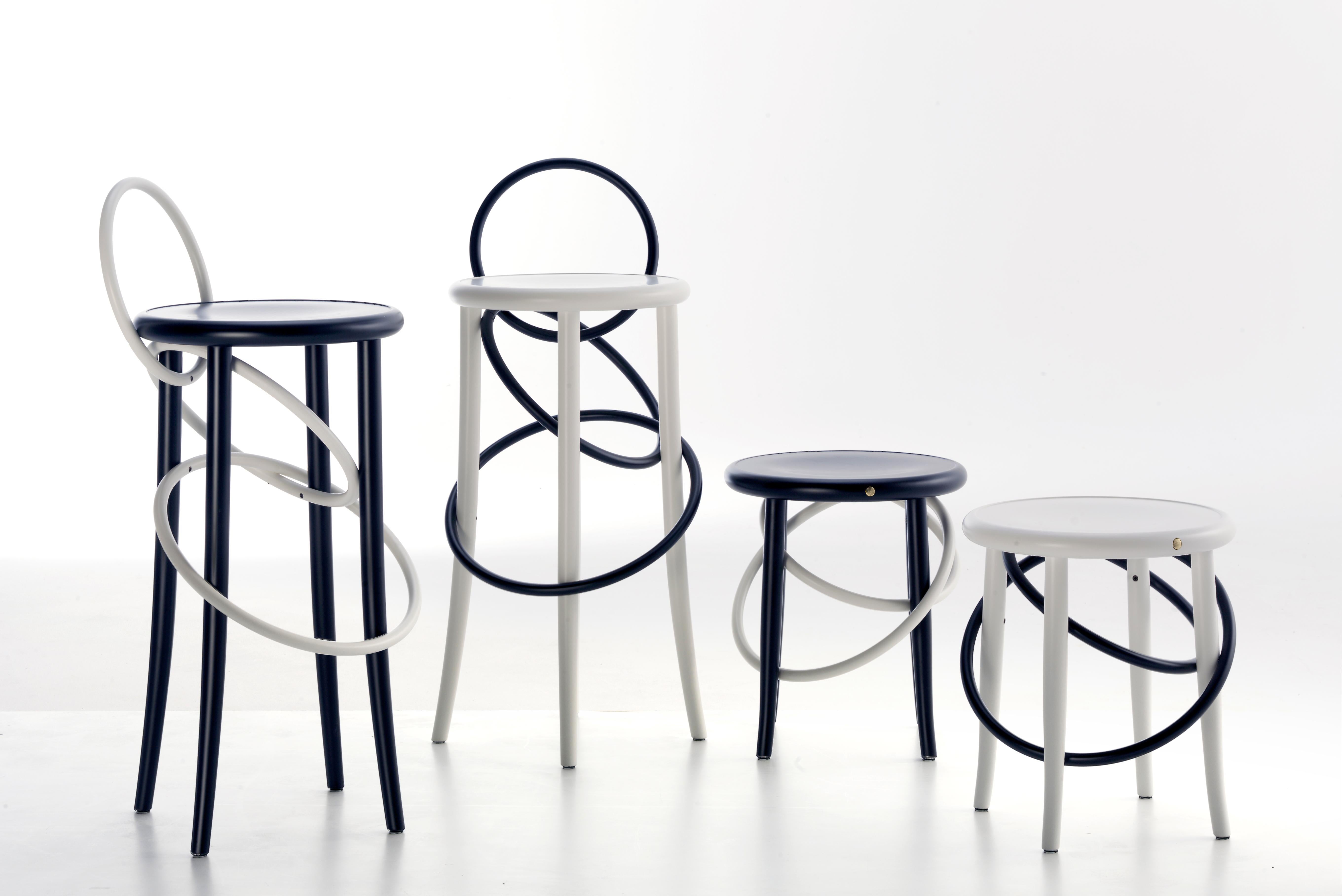 Gebrüder Thonet Vienna GmbH Cirque Zweifarbiger niedriger Hocker in Schwarz mit weißen Ringen im Zustand „Neu“ im Angebot in Brooklyn, NY