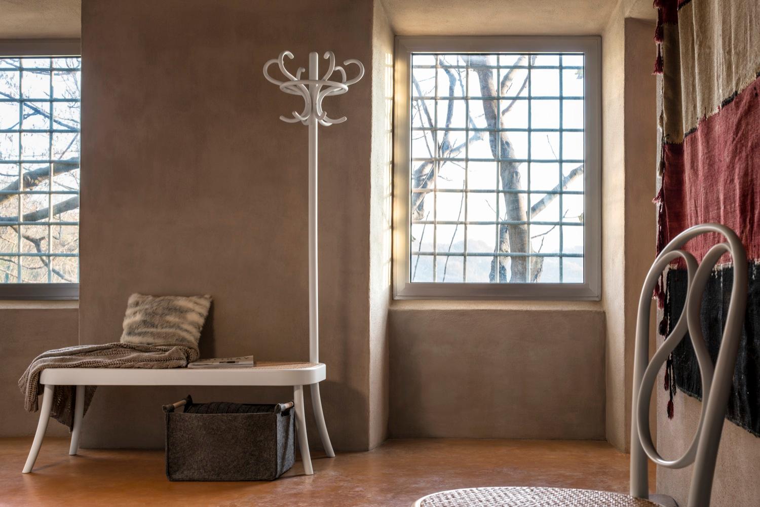 Gebrüder Thonet Vienna GmbH Banco perchero en blanco puro con asiento de caña Moderno en venta
