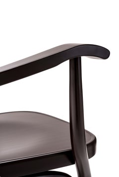 Gebrüder Thonet Vienna GmbH Sillón checo de nogal oscuro con asiento de madera contrachapada