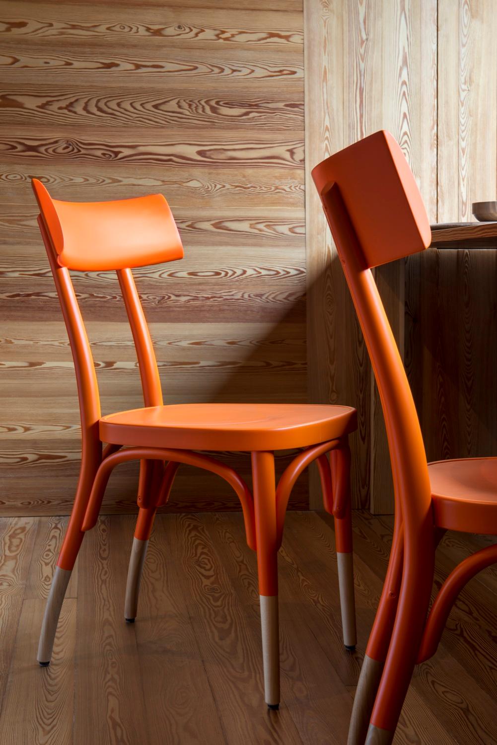 Modern Gebrüder Thonet Vienna GmbH Czech Chair in White Plywood Seat and Beech Feet For Sale