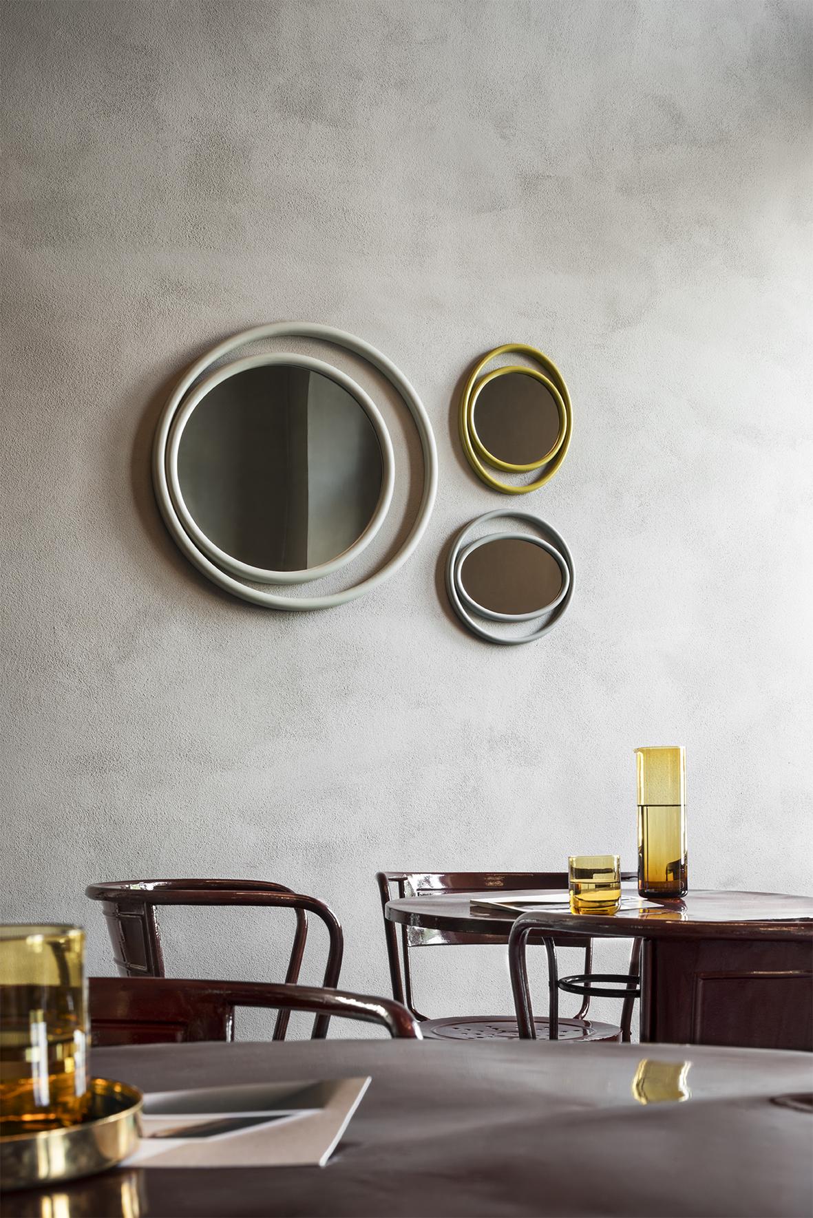 Gebrder Thonet Vienna GmbH Grand miroir circulaire Eyeshine avec cadre en bois noir Neuf - En vente à Brooklyn, NY