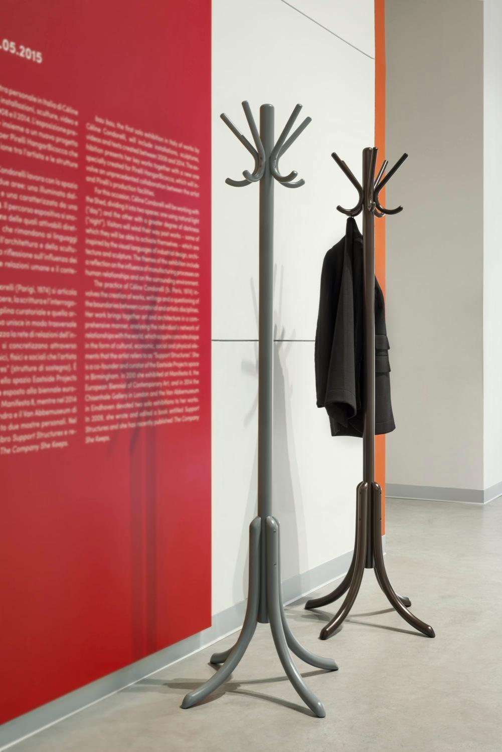 Moderno Gebrüder Thonet Vienna GmbH Kleiderständer P29 Appendiabiti nero in vendita