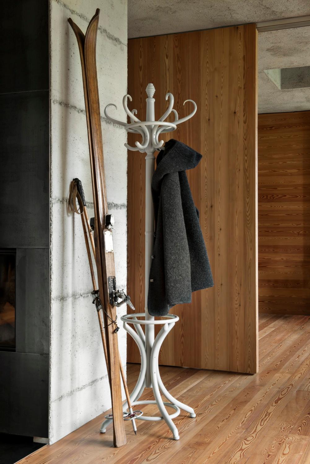 An icon of industrial design Viennese. The suppleness of the bentwood technique gives shape to an elegant beech structure, that perfectly fulfils its purpose as a coat and umbrella stand. A light, timeless item with perfect construction