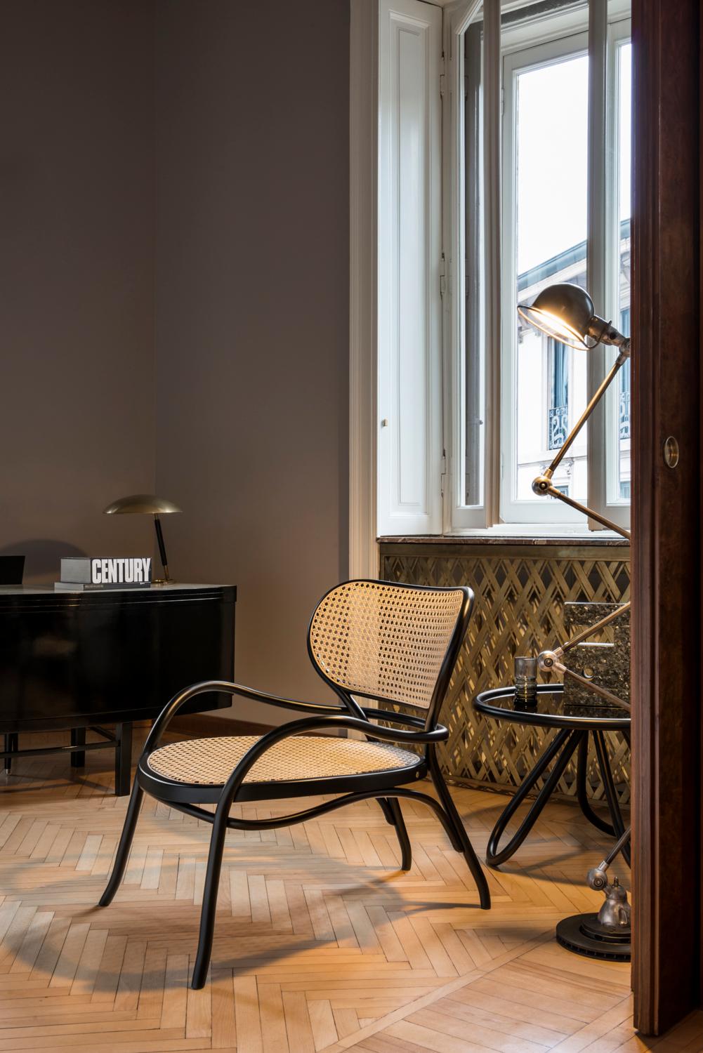 Gebrüder Thonet Vienna GmbH Lehnstuhl in Schwarz mit geflochtenem Rohrsessel im Angebot 3