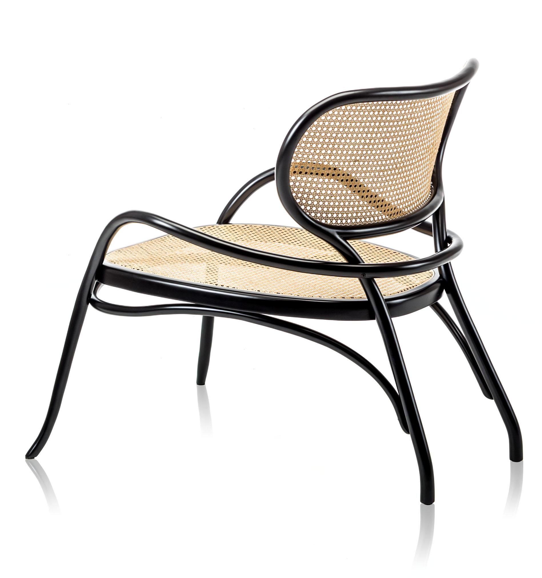Nigel Coates has designed a sophisticated lounge chair with a complex design reflecting the stylistic features of the brand with refined skill. The seat and the comfortable backrest made of woven cane with a special large mesh version, are defined