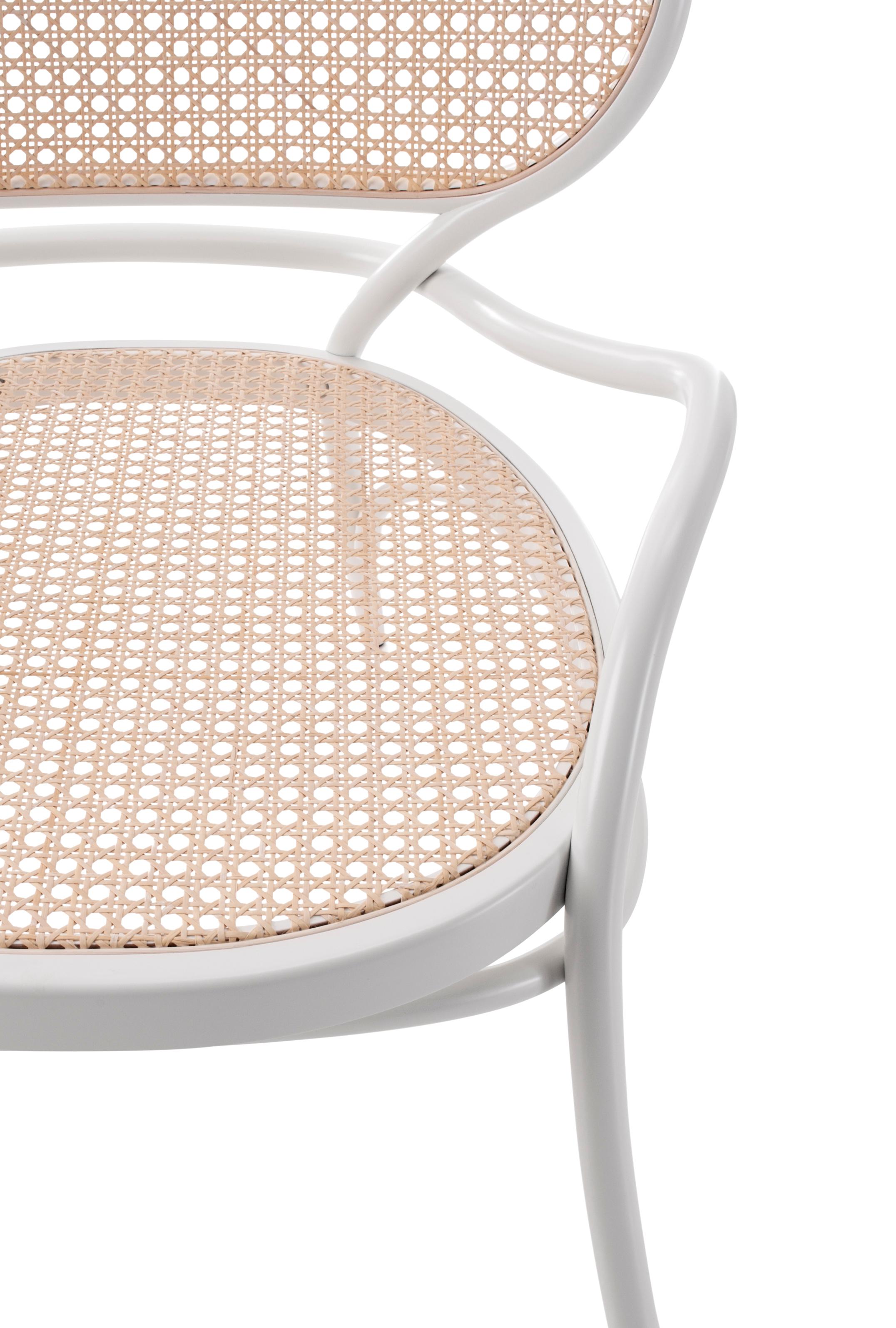 Nigel Coates has designed a sophisticated lounge chair with a complex design reflecting the stylistic features of the brand with refined skill. The seat and the comfortable backrest made of woven cane with a special large mesh version, are defined