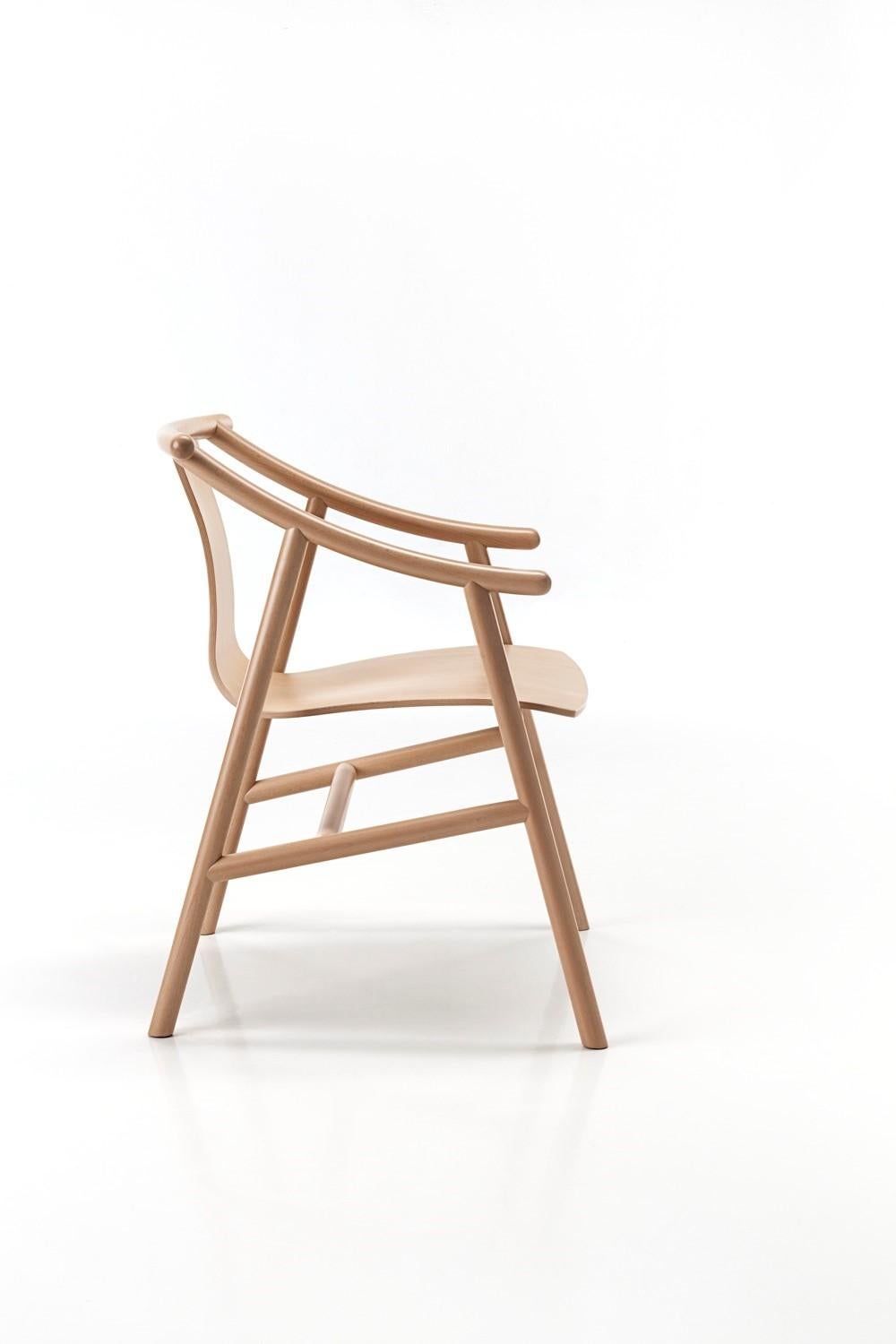 Diseñada por Vico Magistretti en 2003, la silla Magistretti 03 01 combina la calidez de la madera y la elegancia atemporal del lenguaje de diseño de Gebrüder Thonet Vienna GmbH (GTV) con el estilo refinado del gran maestro, una de las figuras más
