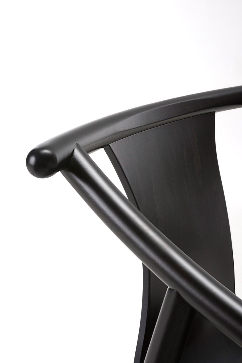Diseñada por Vico Magistretti en 2003, la silla Magistretti 03 01 combina la calidez de la madera y la elegancia atemporal del lenguaje de diseño de Gebrüder Thonet Vienna GmbH (GTV) con el estilo refinado del gran maestro, una de las figuras más