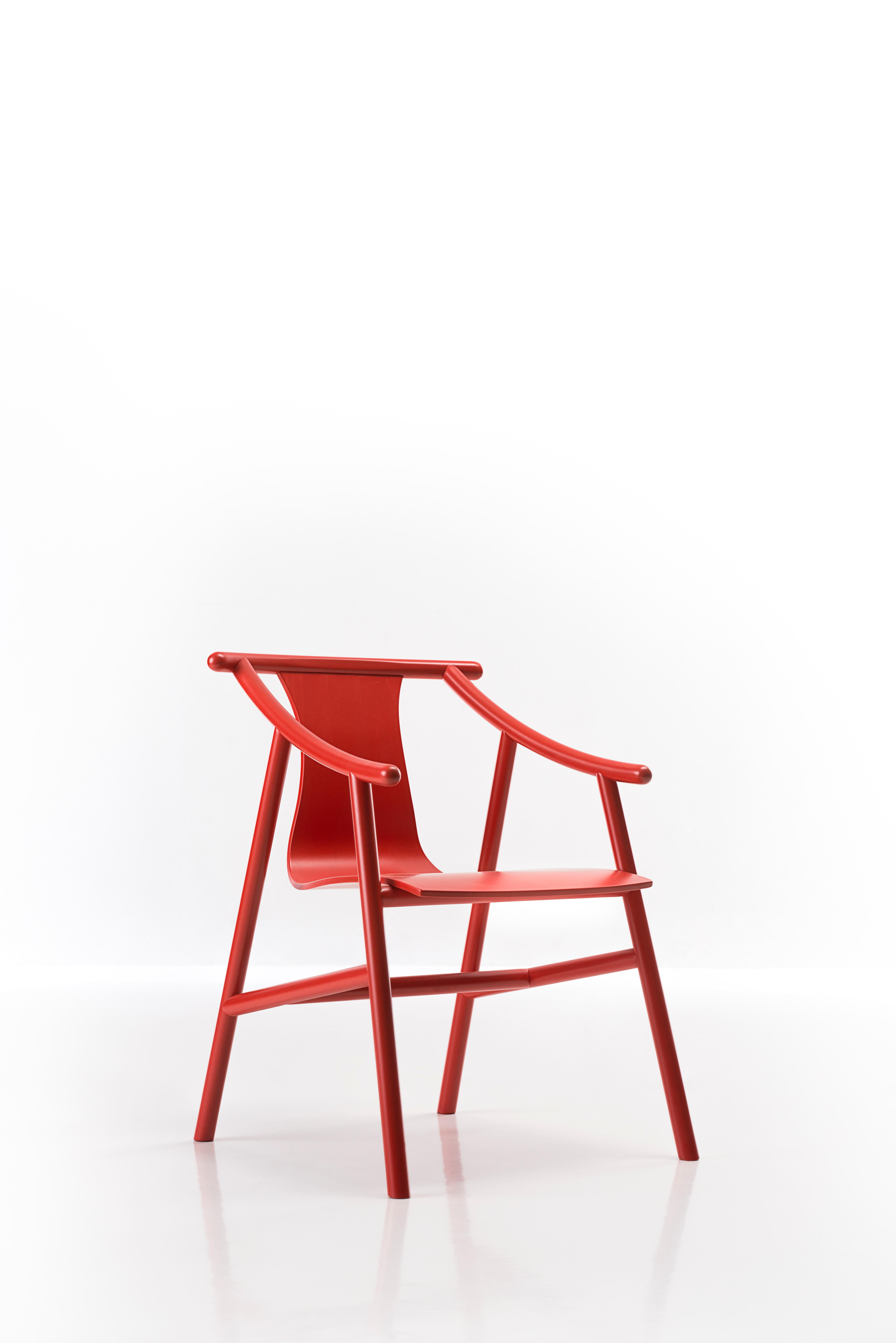 Der 2003 von Vico Magistretti entworfene Stuhl Magistretti 03 01 verbindet die Wärme des Holzes und die zeitlose Eleganz der Designsprache der Gebrder Thonet Vienna GmbH (GTV) mit dem raffinierten Stil des großen Meisters, einer der führenden