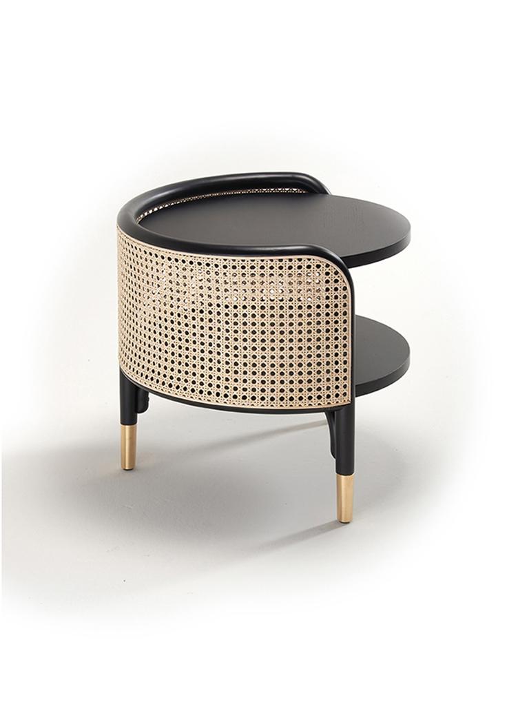 MOS è la famiglia di contenitori disegnata da GamFratesi con console, libreria e tavolino, che può essere utilizzato anche come comodino, che riprende lo stile dell'omonima panca, un altro progetto di GamFratesi. La forma a ellisse e le dimensioni