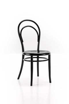 Gebrüder Thonet Vienna GmbH N.14 Perforierter Stuhl in Schwarz mit Sperrholzsitz