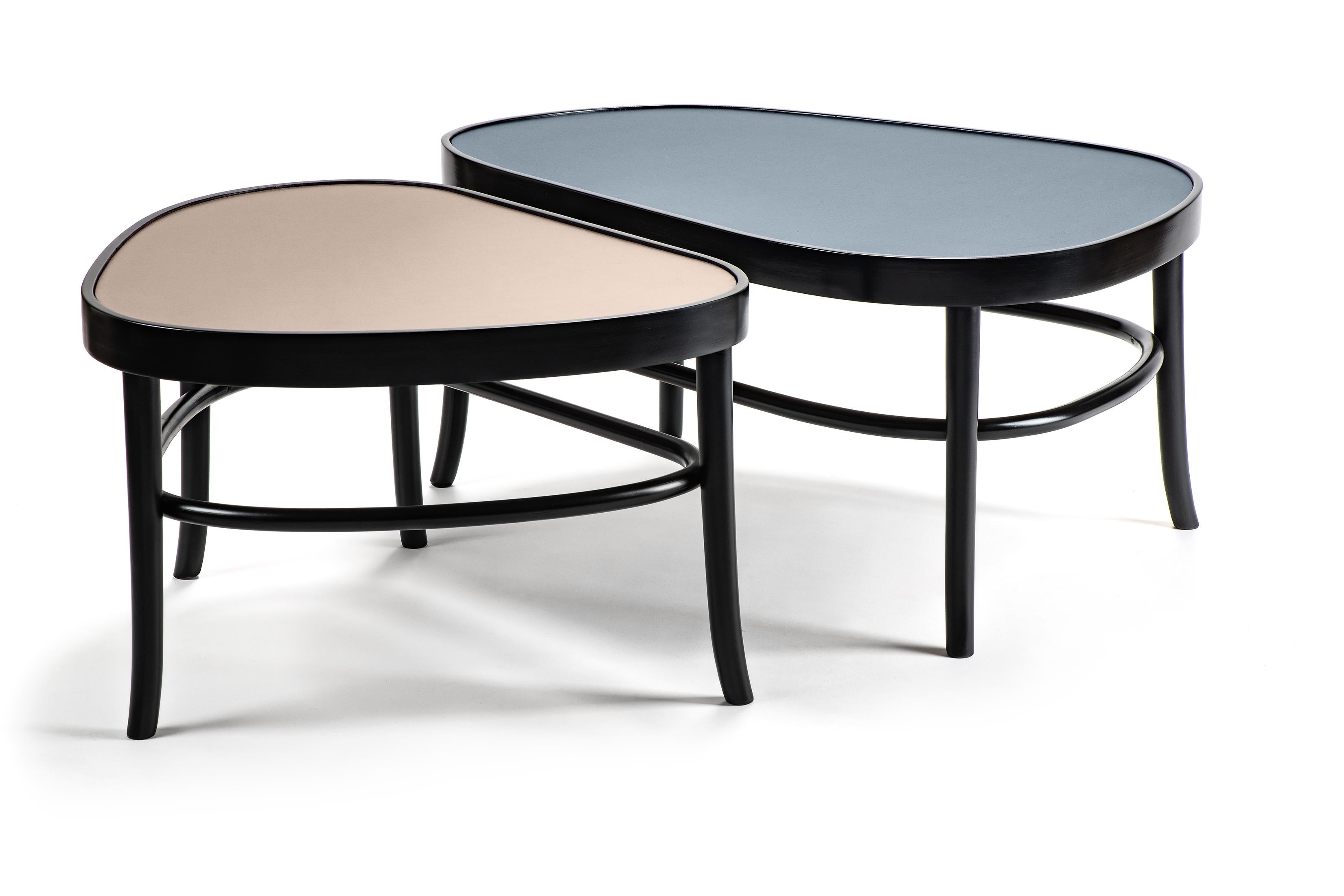 Austriaco Gebrüder Thonet Vienna GmbH Tavolino da caffè Peers A con piano in Wood Wood laminato in vendita
