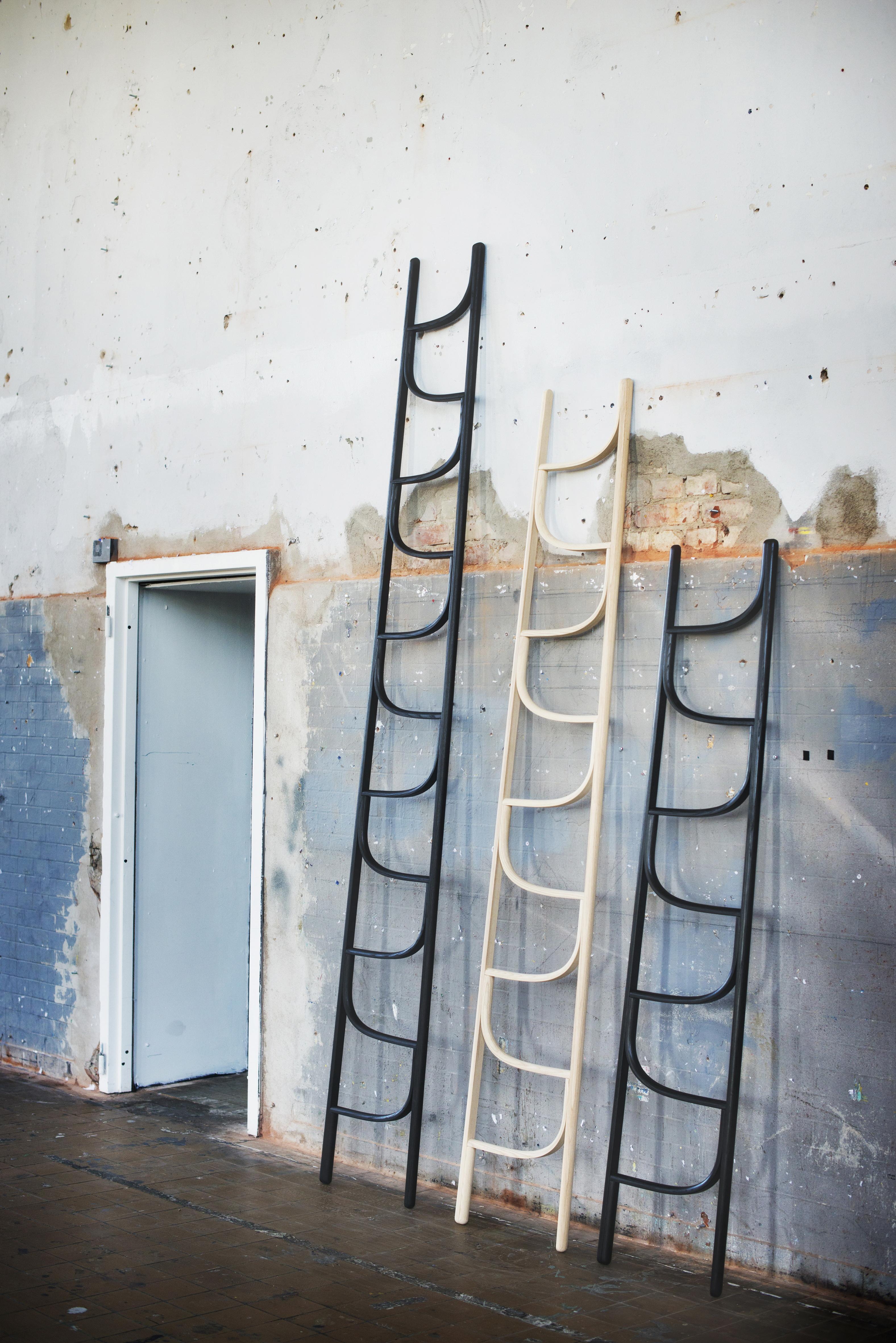 Austriaco Gebrüder Thonet Vienna GmbH Piccola scala per abiti in legno di frassino in vendita