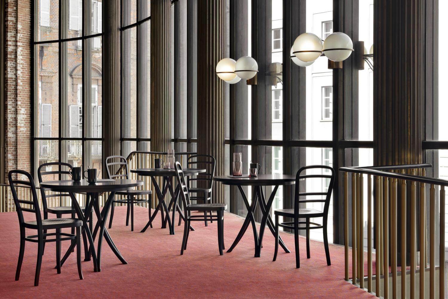 A criss-cross design. The essential shape and volumes provide the distinctive trait of the Austrian manufacturer, giving Rehbeintisch an extremely contemporary look. A feeling of solidity, yet at the same time, of lightness. The structure has been