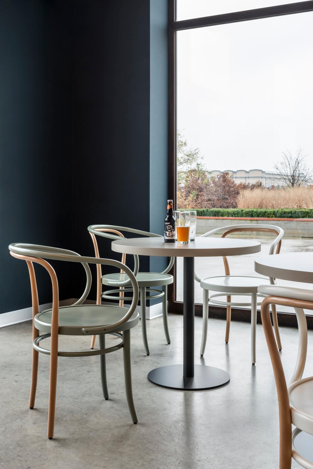 Gebrüder Thonet Wien GmbH Stuhl Bicolor in Buche und Eichhörnchengrau (Moderne) im Angebot