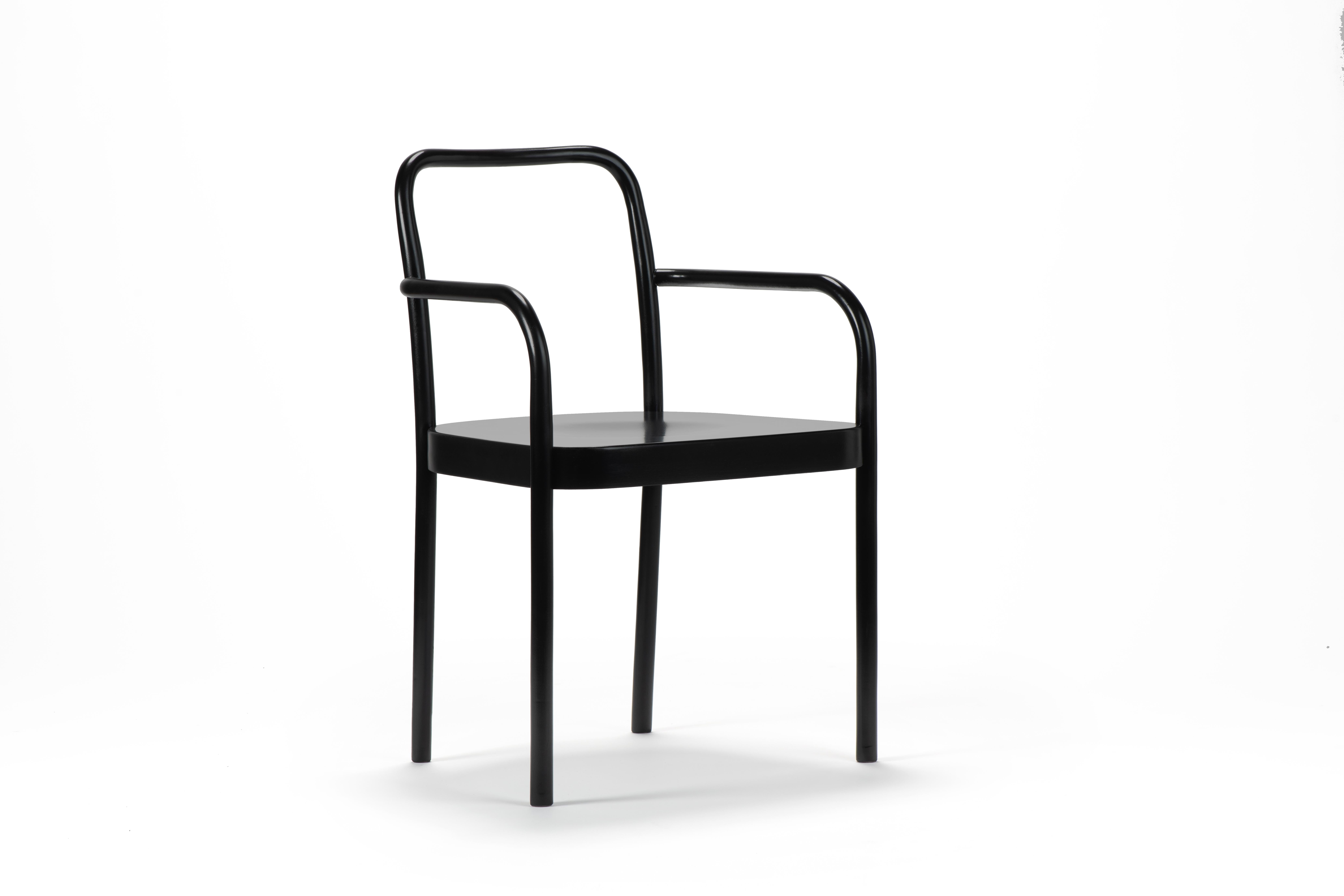 Le style rigoureux de Michael Anastassiades définit la nouvelle chaise SUGILOO en bois courbé avec assise en bois ou rembourrée, proposée avec et sans dossier en bois. Une proposition résolument contemporaine dans sa forme pure et essentielle : la