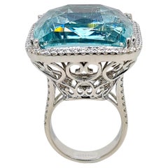 Anello in oro bianco con diamante rotondo e acquamarina da 59.78 carati certificato GU