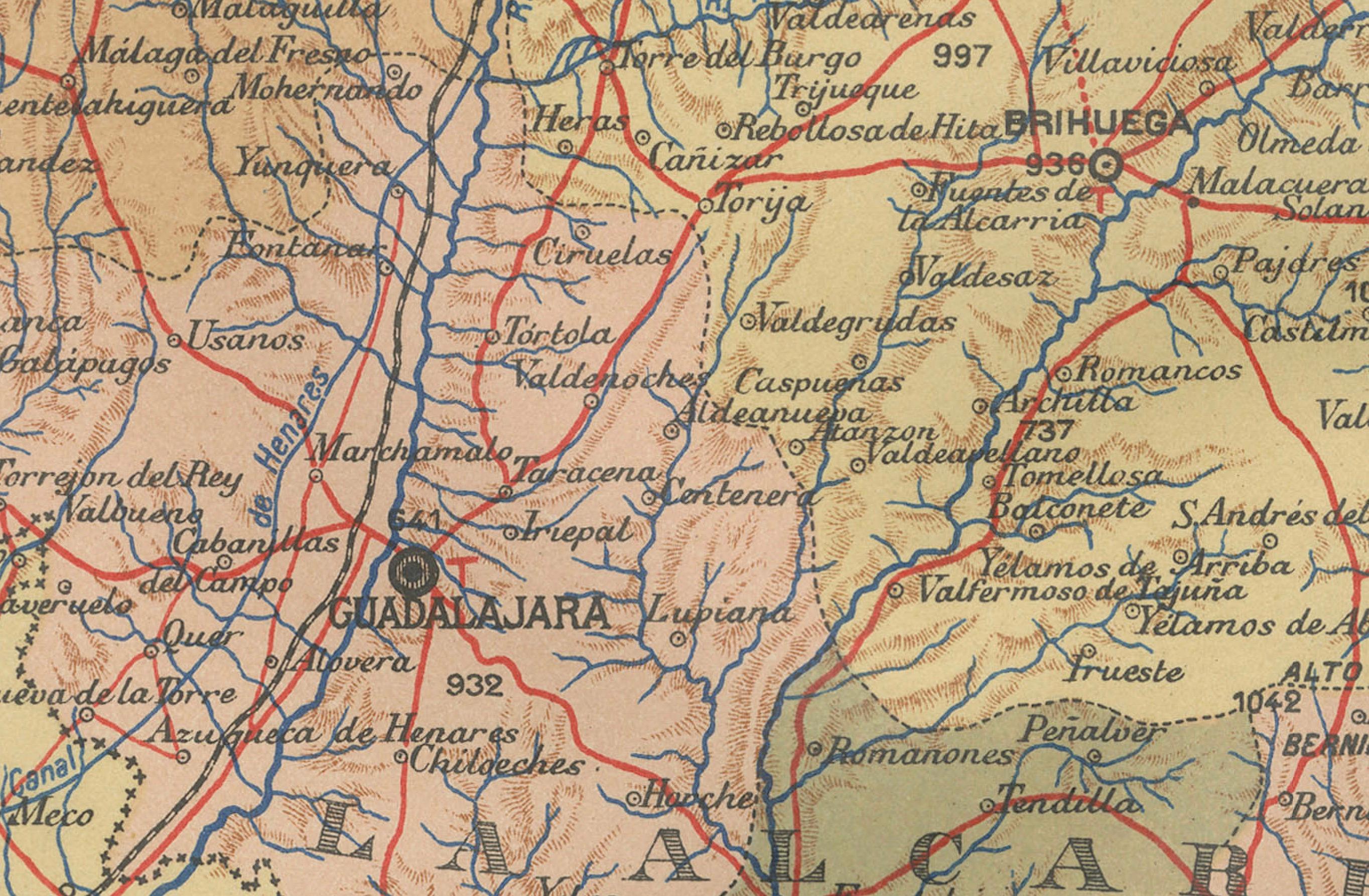 Die Karte zeigt die Provinz Guadalajara, Teil der autonomen Gemeinschaft Kastilien-La Mancha in Spanien, im Jahr 1902. Die Karte enthält verschiedene geografische und infrastrukturelle Merkmale:

Es hebt die abwechslungsreiche Landschaft hervor, zu