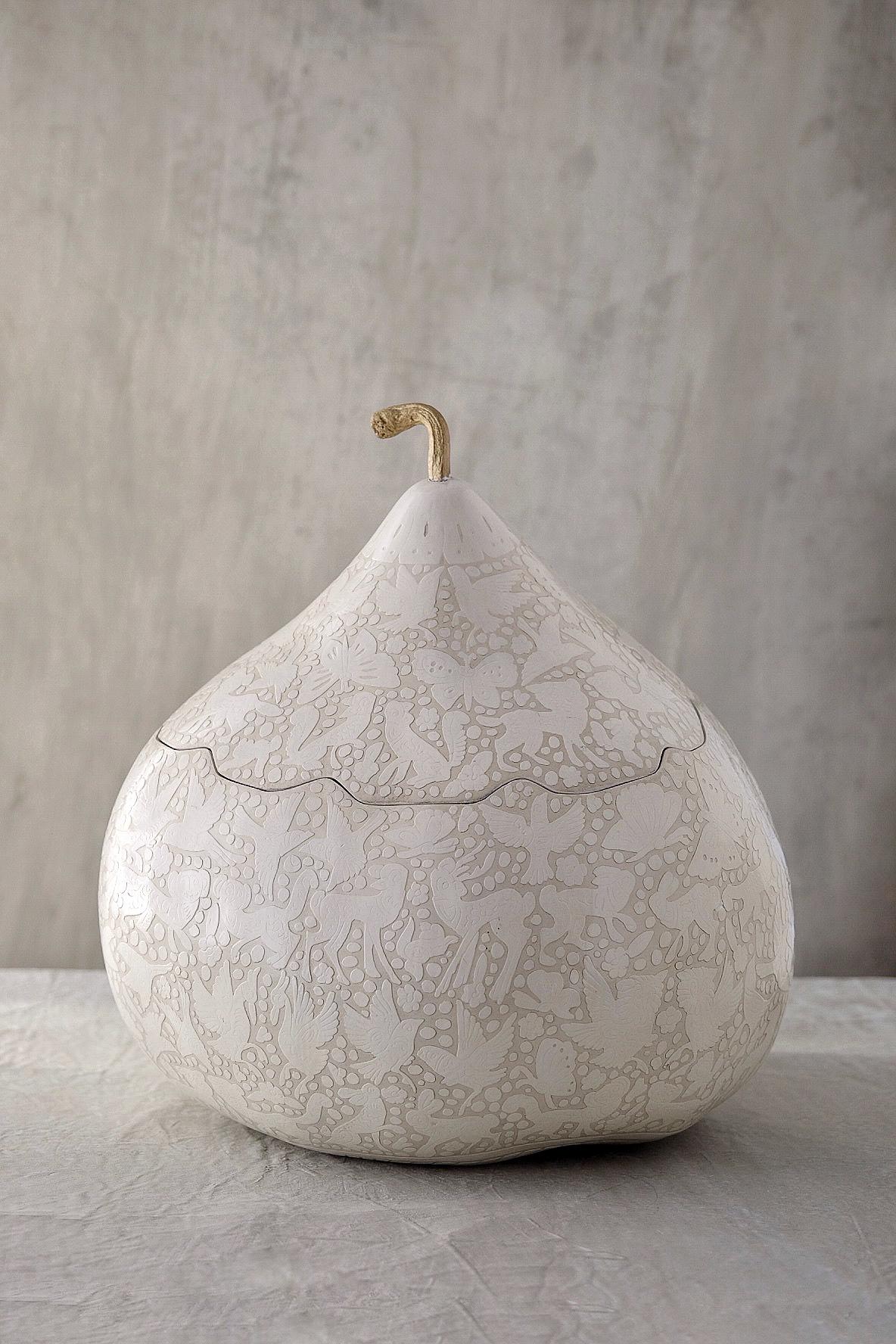 Guaje Oli Gourd by Onora
Dimensions: 37 x 25 cm
Materials: Gourd, Natural pigments mixed with chia oil and then hand burnished with river stones
Guaje is a fruit, each piece has a different size. 

Hand lacquered gourds have a long and rich