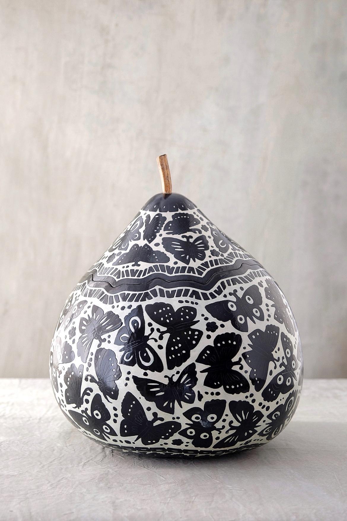 Guaje oli gourd by Onora
Dimensions: 37 x 25 cm
Materials: Gourd, Natural pigments mixed with chia oil and then hand burnished with river stones
Guaje is a fruit, each piece has a different size.

Hand lacquered gourds have a long and rich