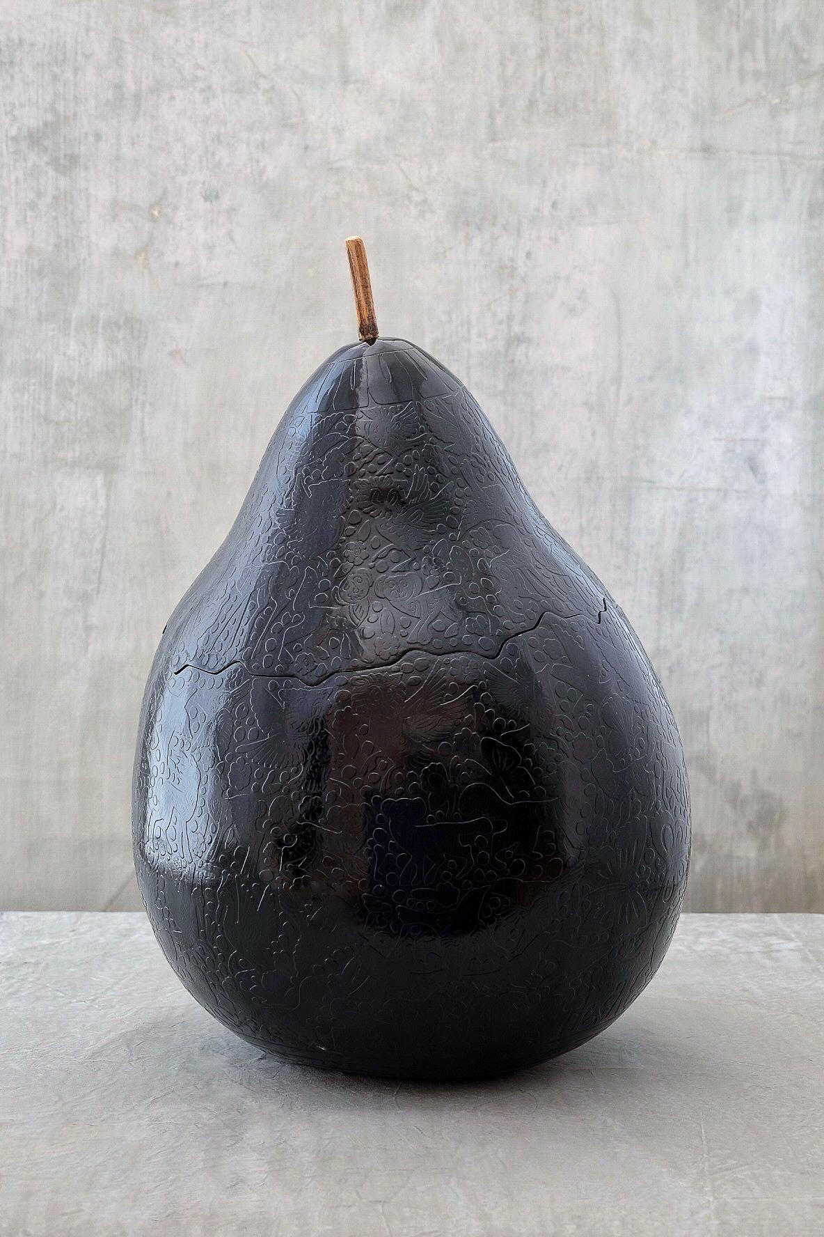 Guaje oli gourd by Onora
Dimensions: 37 x 25 cm
Materials: gourd, natural pigments mixed with chia oil and then hand burnished with river stones
Guaje is a fruit, each piece has a different size. 

Hand lacquered gourds have a long and rich