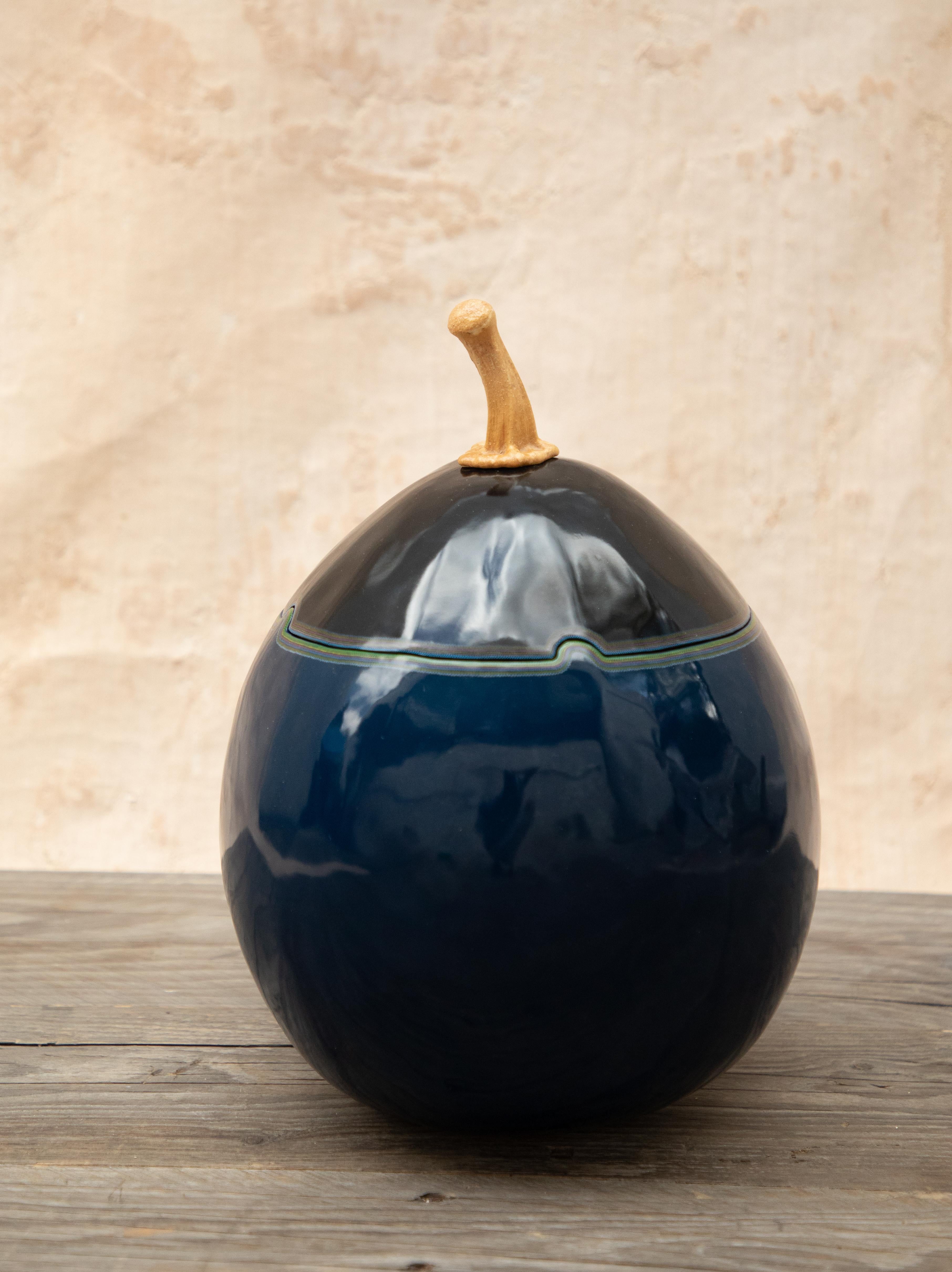 Guaje tema filigrana gourd by Onora
One of a Kind
Dimensions: 40 cm
Materials: Gourd, natural pigments mixed with chia oil and then hand burnished with river stones

Collection gourd lacquered by master Florentino Vázquez from Guerrero. These