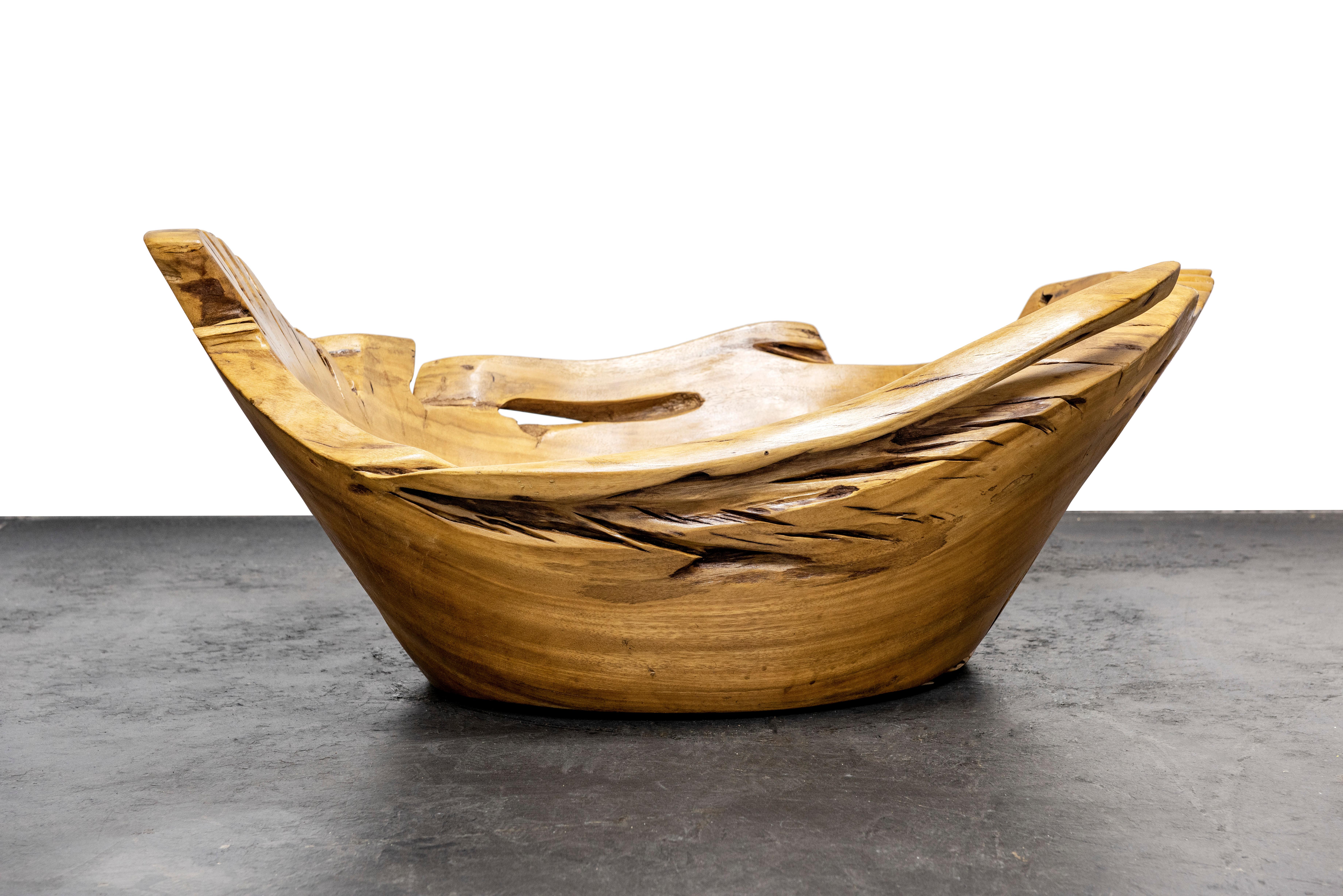 Vaso per piante Guaju in Wood di Hugo França
Dimensioni: P 54,9 x L 83,8 x H 35,6 cm. 
Materiali: Wood Wood.

Il principio dell'Atelier A Hugo França è quello di trasformare tronchi, radici e parti di alberi che generalmente vengono