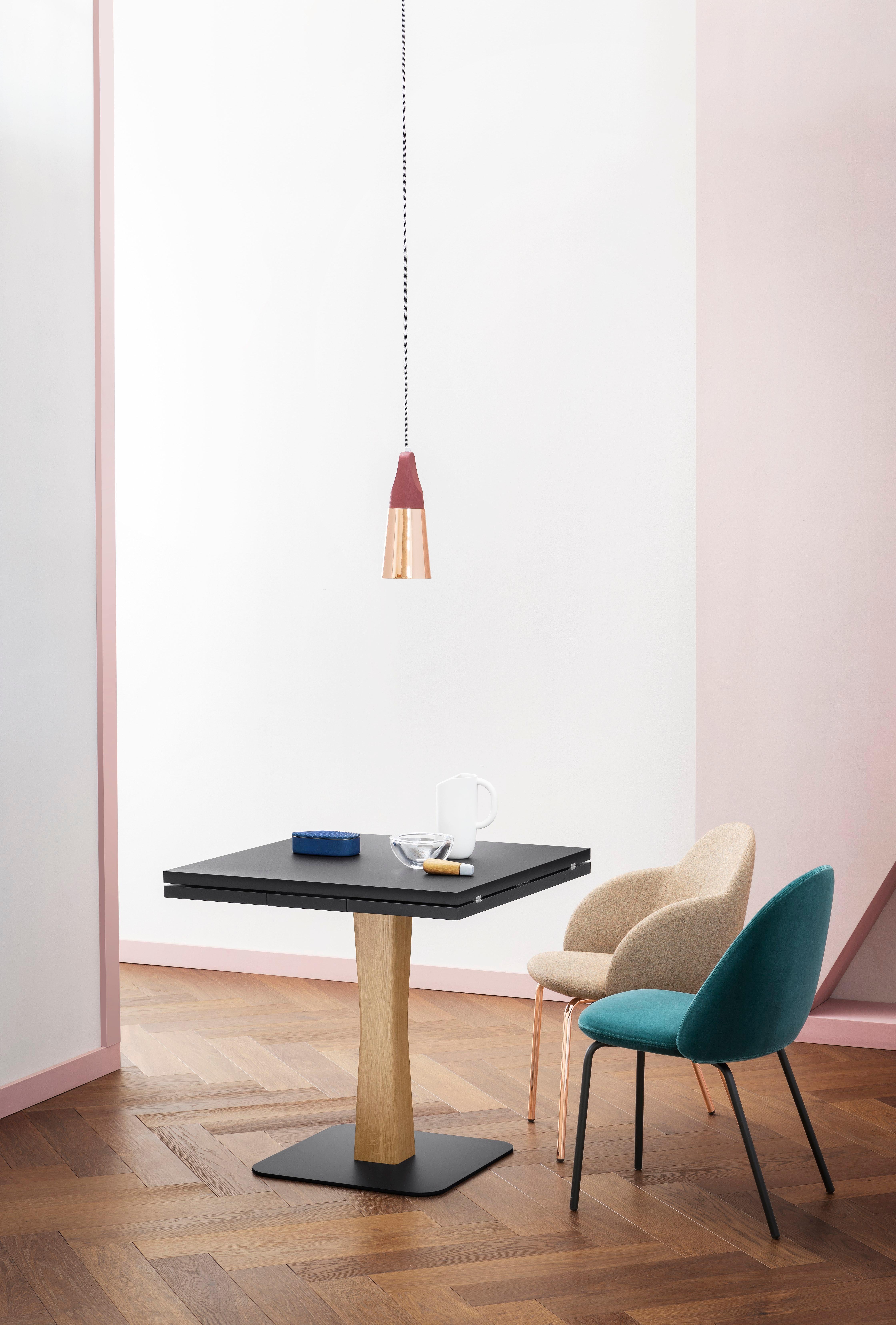 Gualtiero ist für kleinere, intimere Räume gedacht, vom Bistro bis zur kleinen Wohnung, wo ein ikonischer, praktischer Tisch seinen Platz findet.

Ausziehbarer Tisch mit Metallplatte, schwarz oder weiß lackiert. Der Rahmen ist in Eiche, Nussbaum