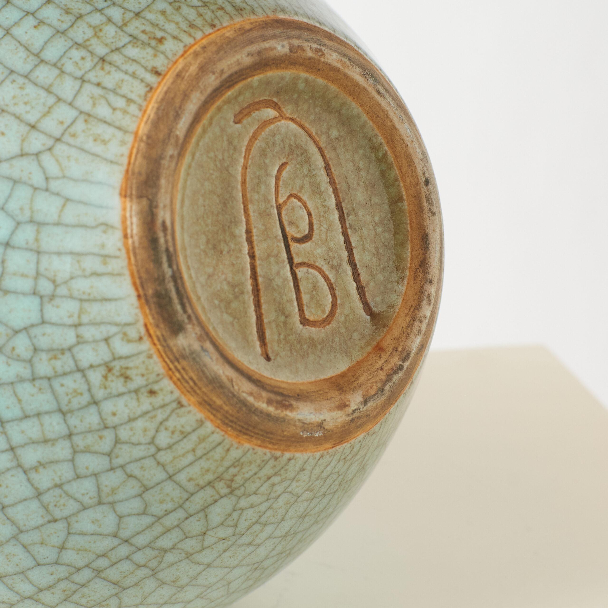 Guan Kiln Style Celadon Vase mit Crackle-Glasur

Eine flaschenförmige Vase, die elegant in einer weichen, blaugrünen Seladonglasur mit dem für den berühmten Guan Kiln charakteristischen zarten Craquelé-Muster ausgeführt ist.

Auf dem Sockel