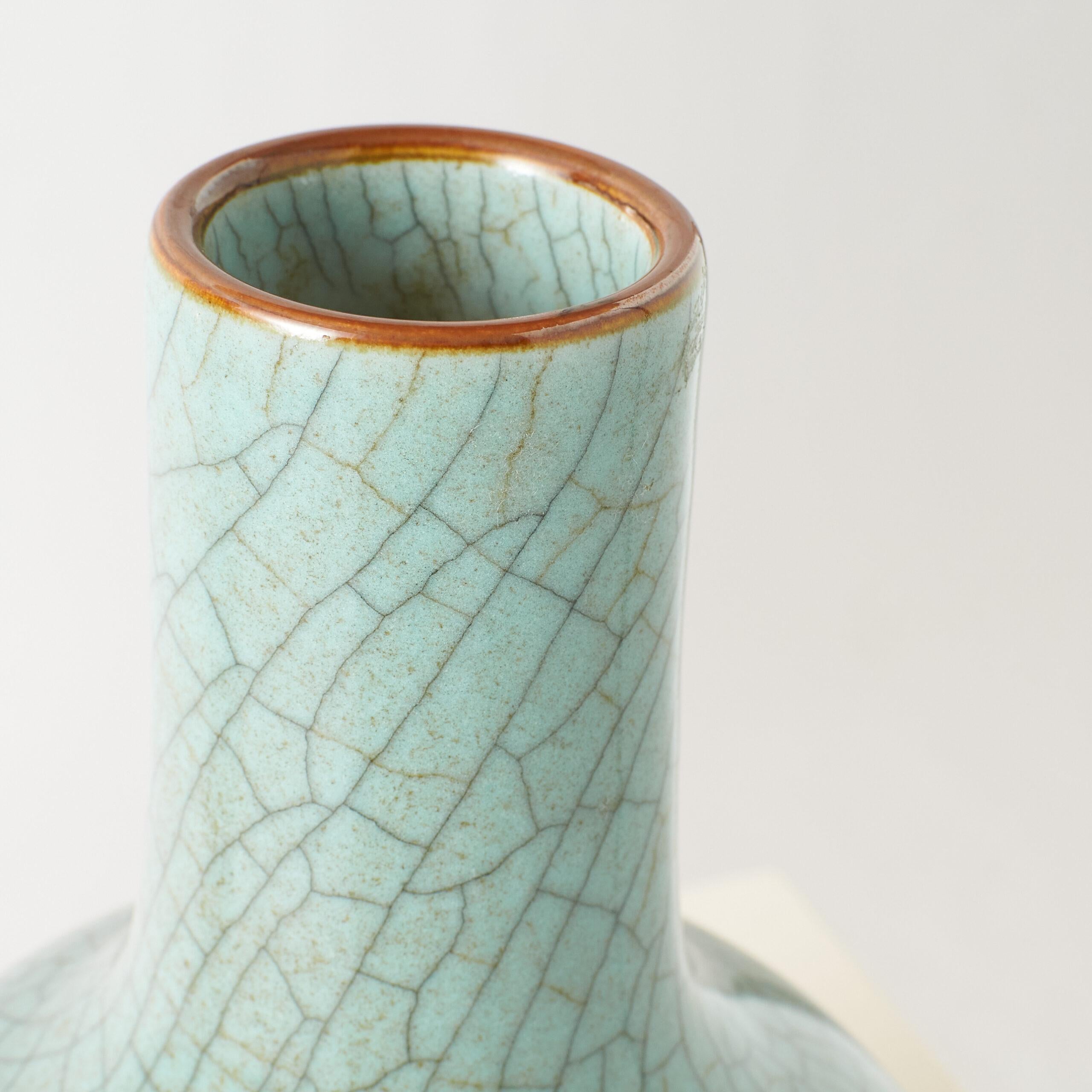 Guan Kiln Style Celadon Vase (Chinesisch) im Angebot