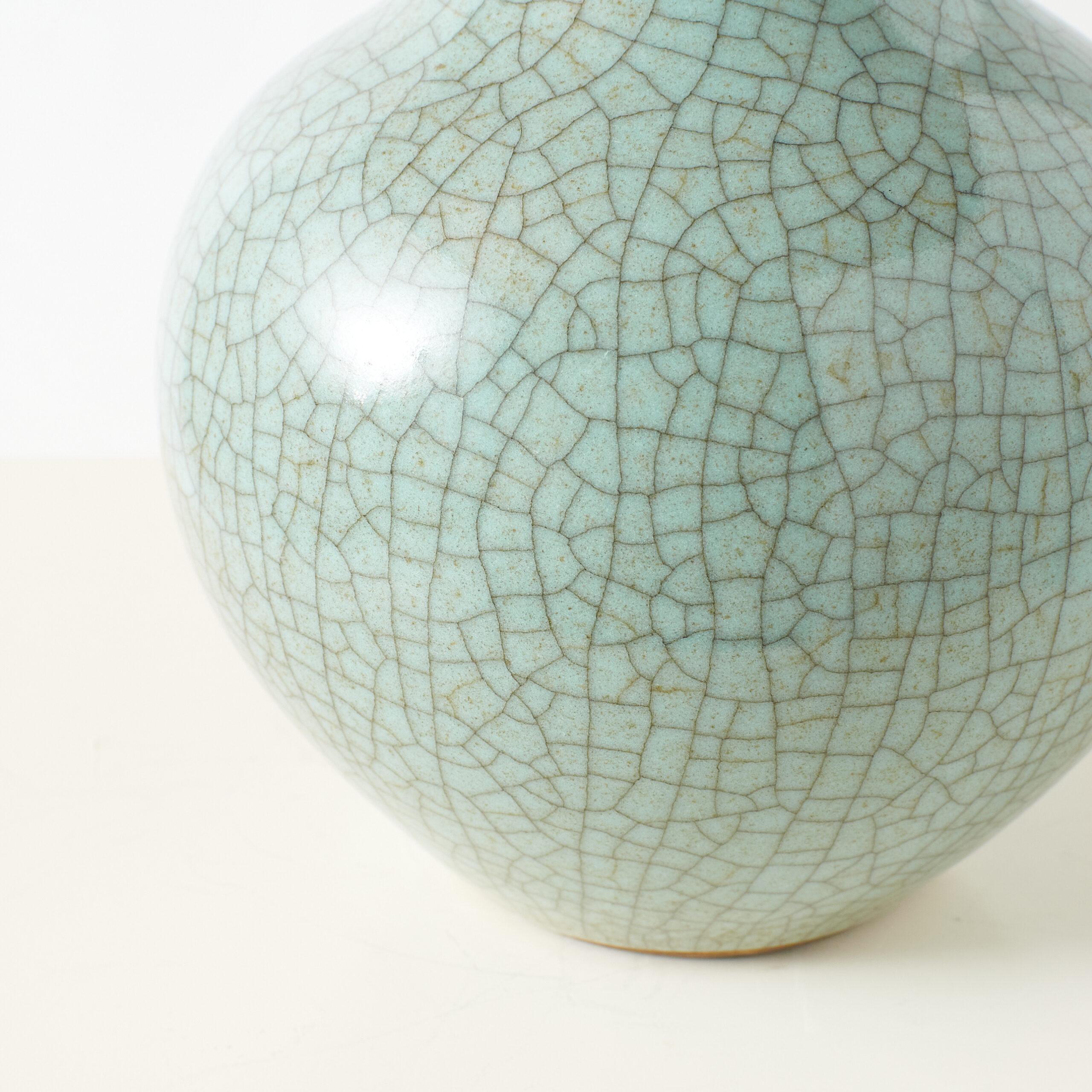 Guan Kiln Style Celadon Vase im Zustand „Gut“ im Angebot in San Francisco, CA
