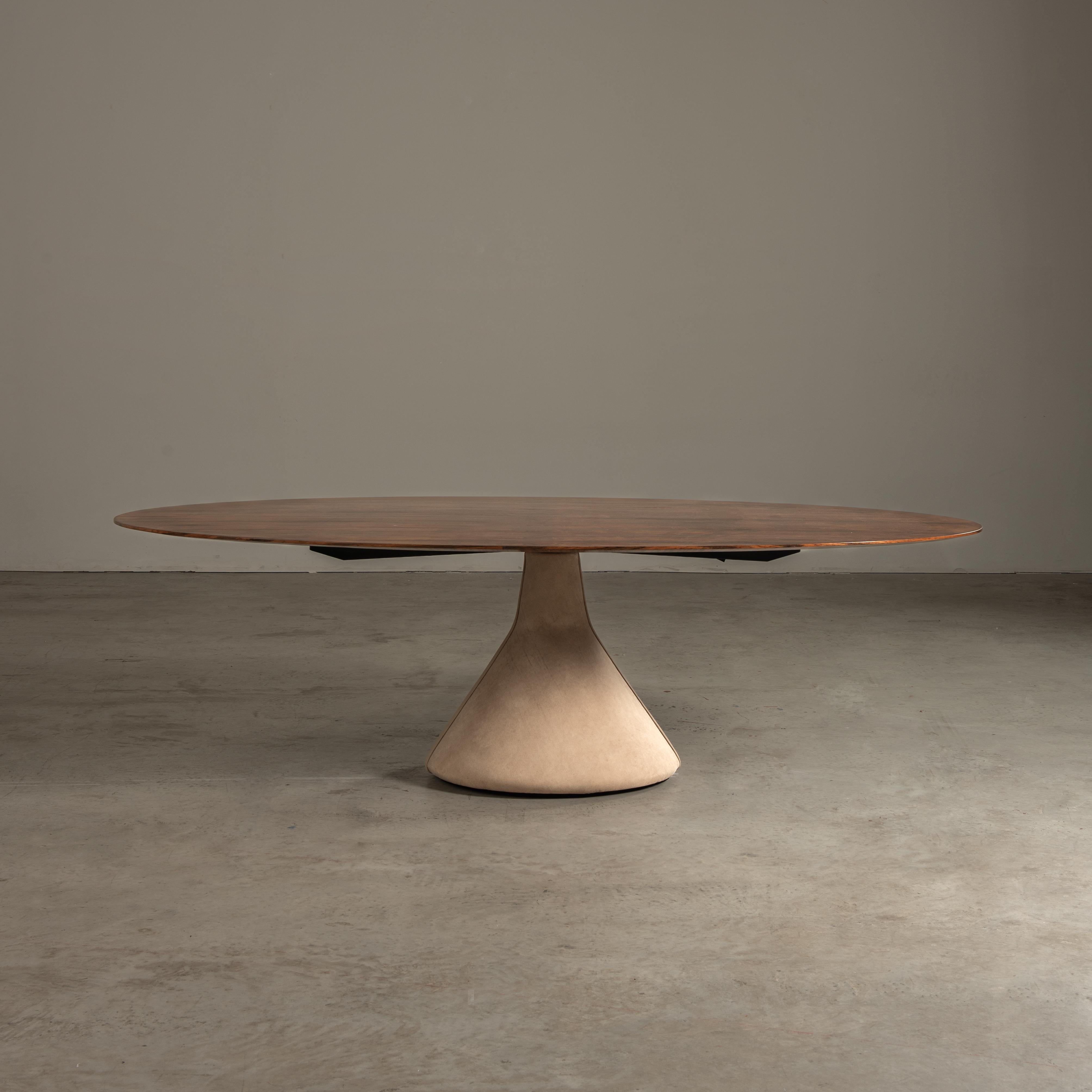 La table à manger Guanabara, présentée ici dans sa version ovale, très rare, est un magnifique exemple de l'éthique du design de Jorge Zalszupin, mêlant la chaleur du bois à la sophistication du cuir dans une union sans faille qui évoque