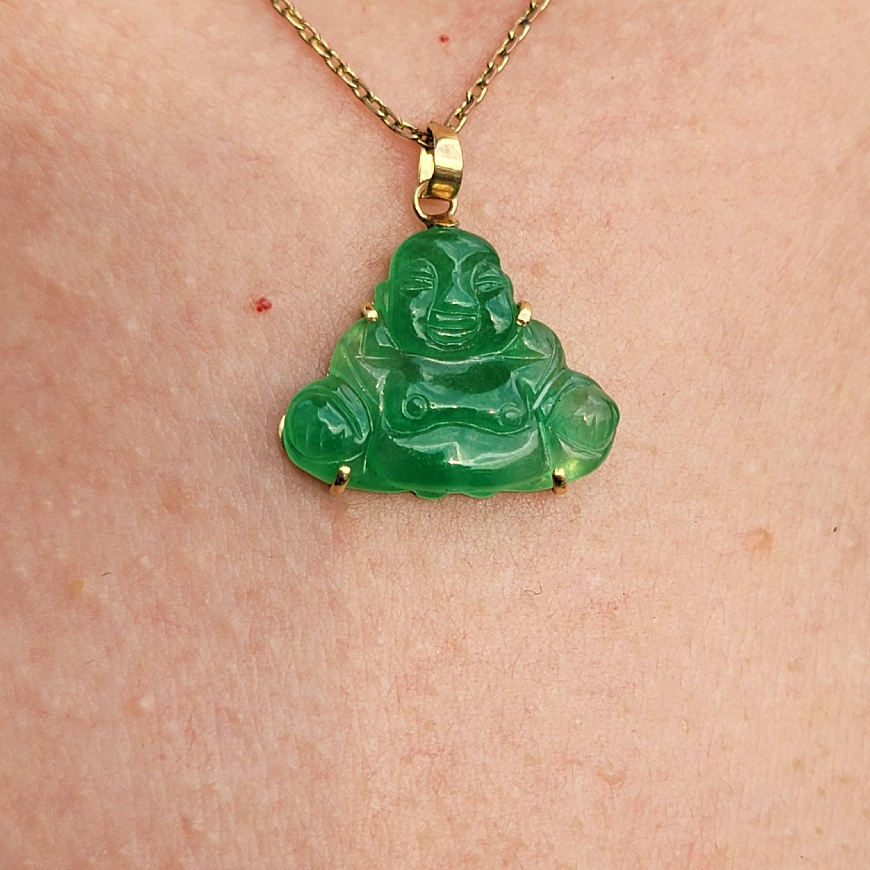 Guangdong Green Jade Buddha Pendant with Solid 18K Yellow Gold For Sale 11