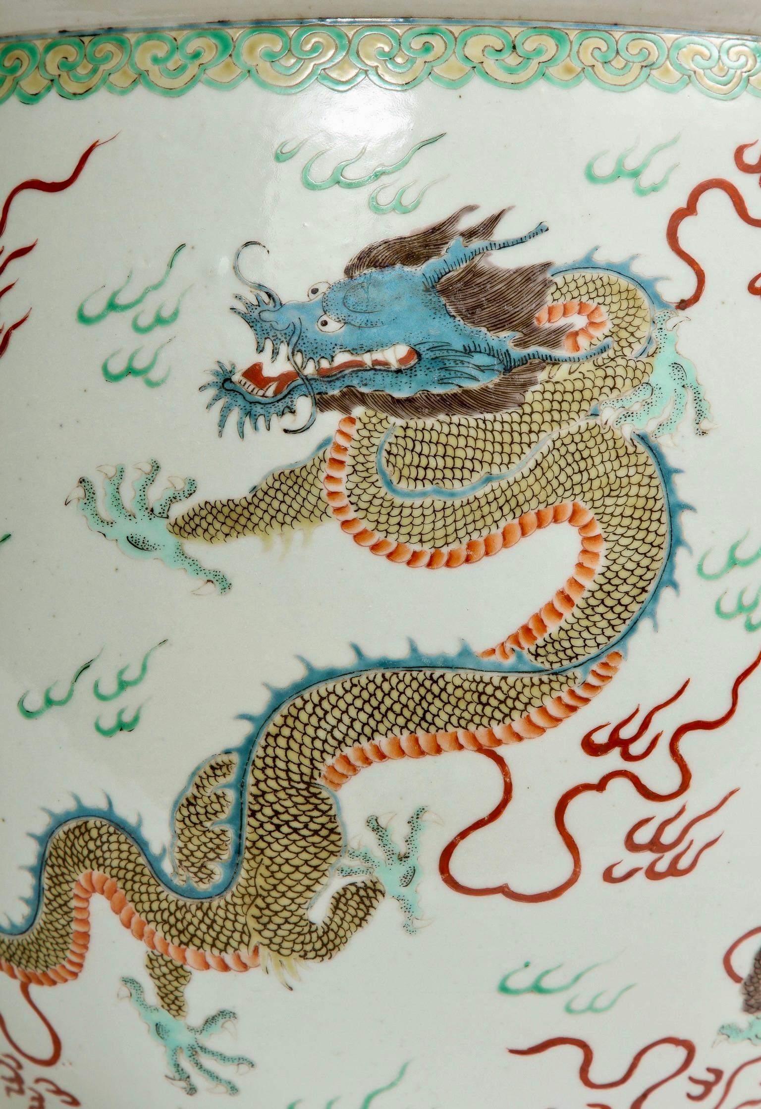 Guangxu Famille Rose Wucai Jardinière mit fünfkralligen Drachen im Angebot 3