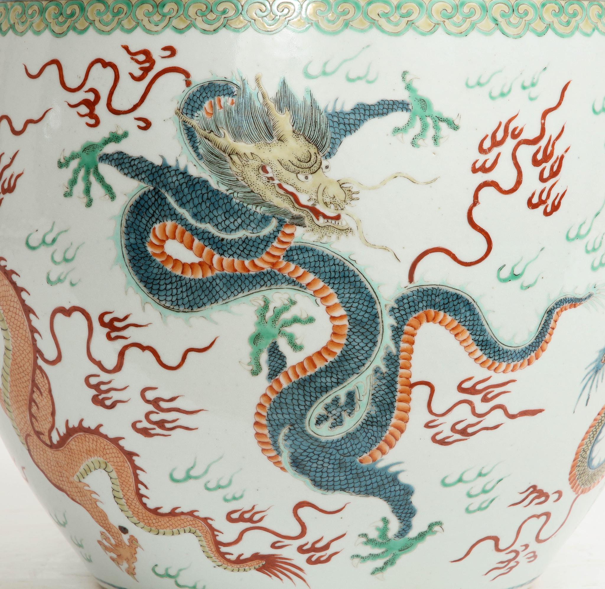 Guangxu Famille Rose Wucai Jardinière mit fünfkralligen Drachen im Angebot 7