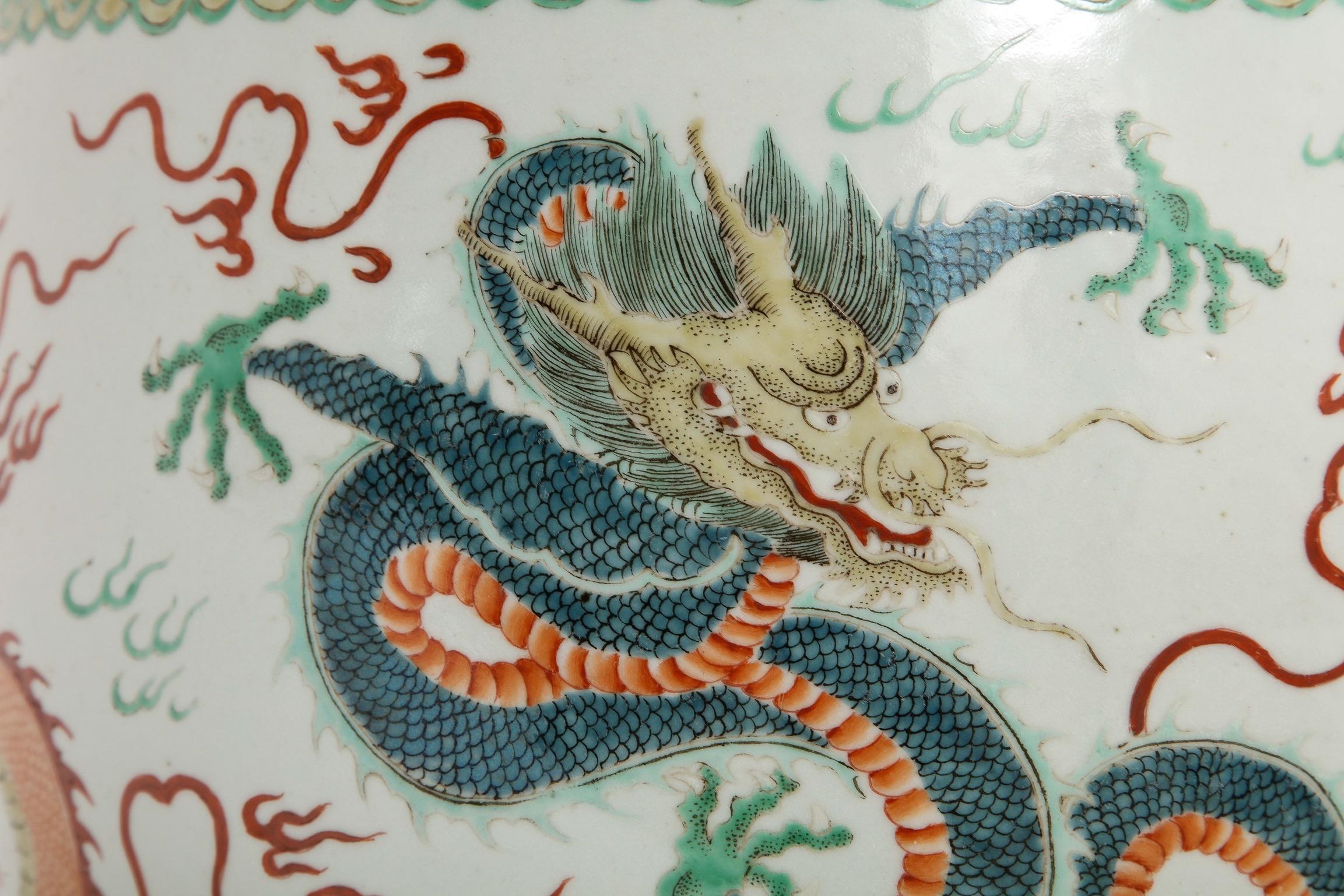 Guangxu Famille Rose Wucai Jardinière mit fünfkralligen Drachen im Angebot 8