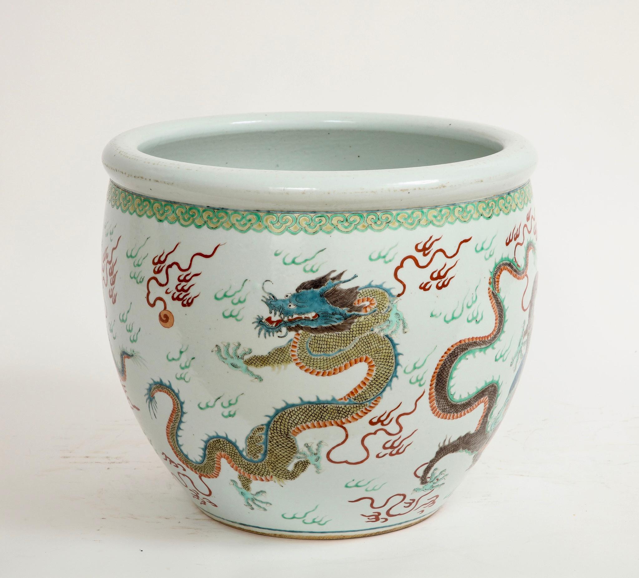 Eine chinesische Porzellan-Jardiniere aus der späten Qing-Dynastie, Guangxu-Periode (1875-1908), dekoriert in der Wucai-Palette des 19. Jahrhunderts. Im Gegensatz zu früheren Ming-Wucai-Waren, die sich stärker auf Unterglasurblau in Kombination mit