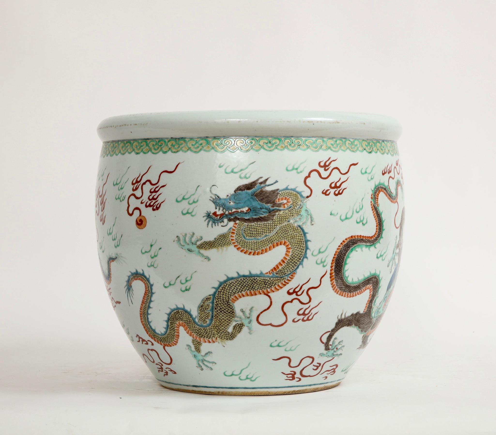 Guangxu Famille Rose Wucai Jardinière mit fünfkralligen Drachen (Qing-Dynastie) im Angebot