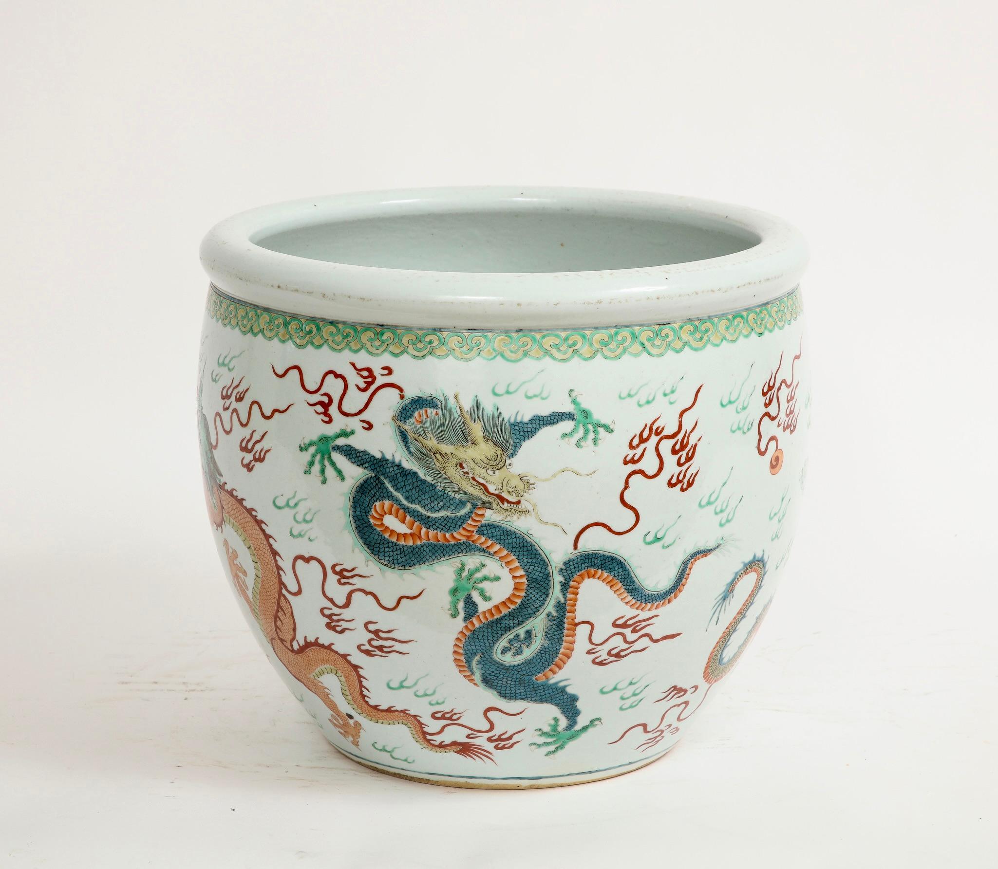 Guangxu Famille Rose Wucai Jardinière mit fünfkralligen Drachen (Chinesisch) im Angebot