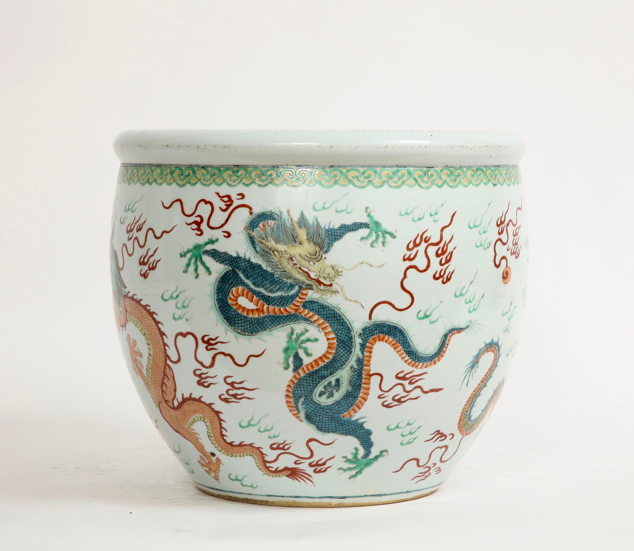 Guangxu Famille Rose Wucai Jardinière mit fünfkralligen Drachen (Emailliert) im Angebot