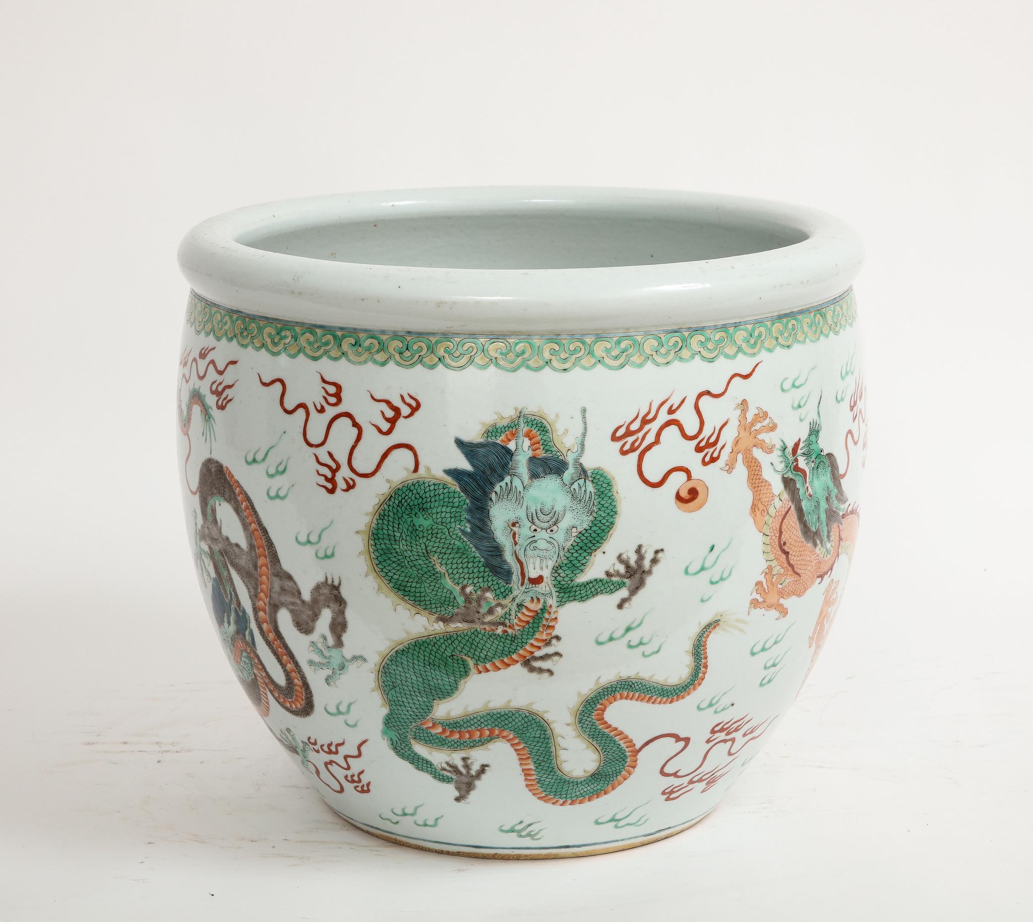 Guangxu Famille Rose Wucai Jardinière mit fünfkralligen Drachen (Spätes 19. Jahrhundert) im Angebot