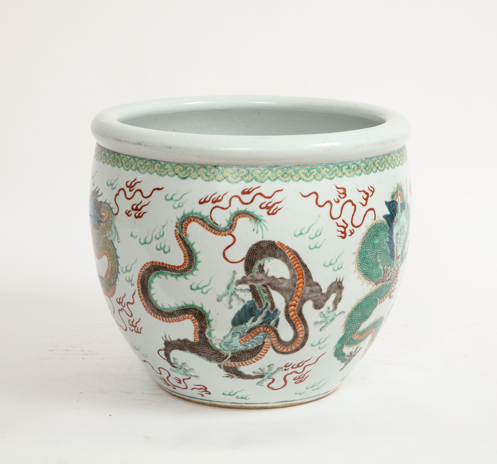 Guangxu Famille Rose Wucai Jardinière mit fünfkralligen Drachen (Porzellan) im Angebot