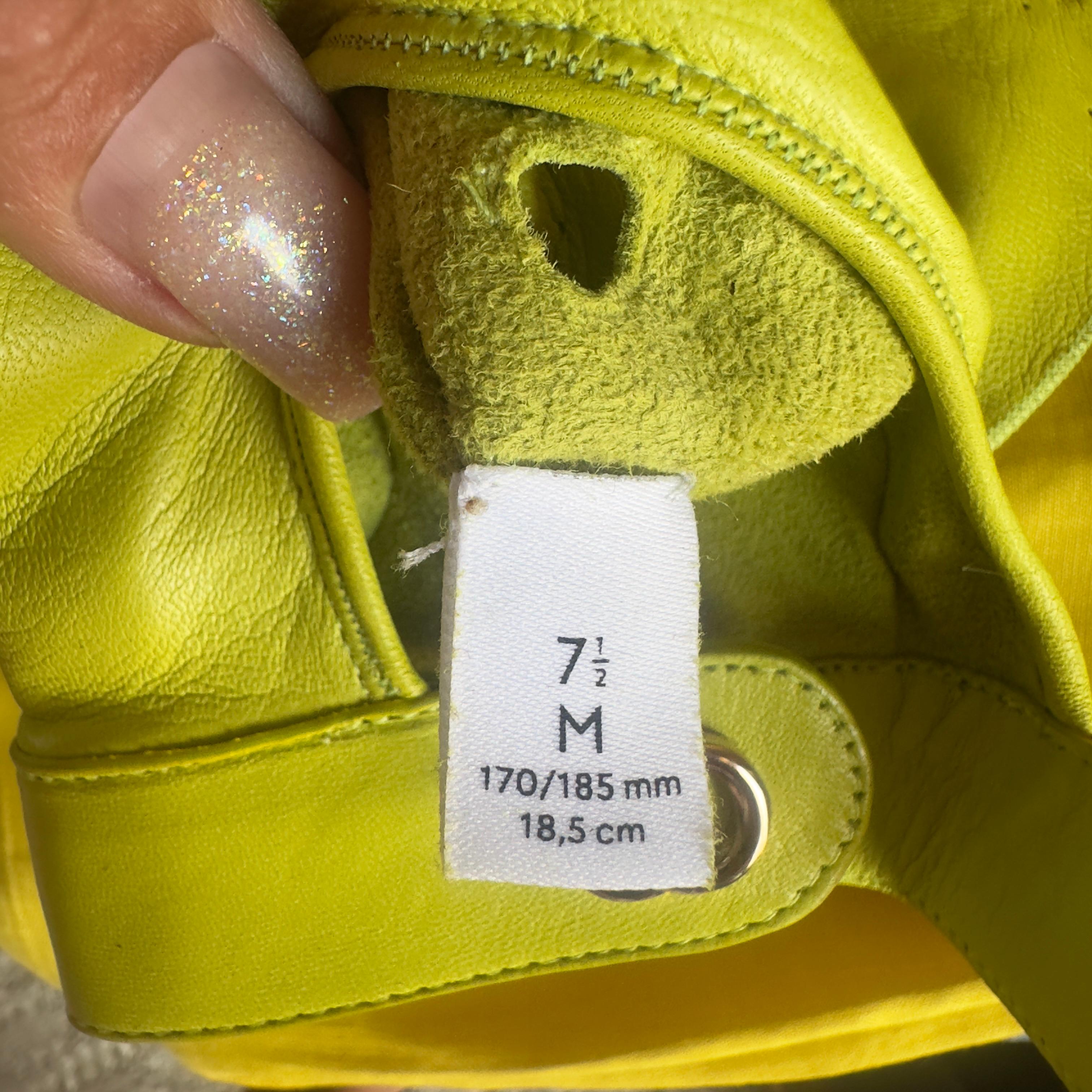 Guanti Gucci in pelle gialla con logo GG, nuovi collezione attuale in vendita 1