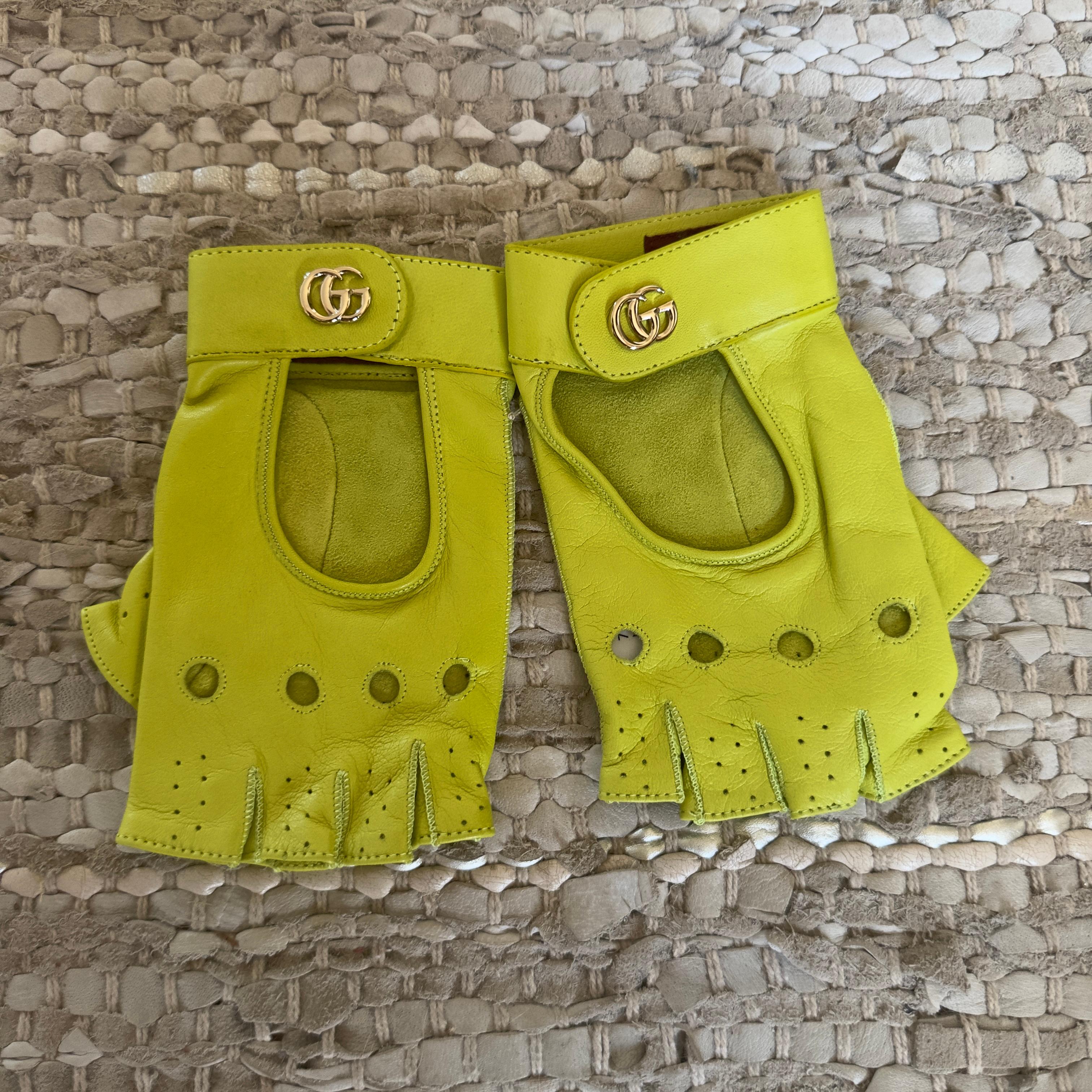 Guanti Gucci in pelle gialla con logo GG, nuovi collezione attuale in vendita 3