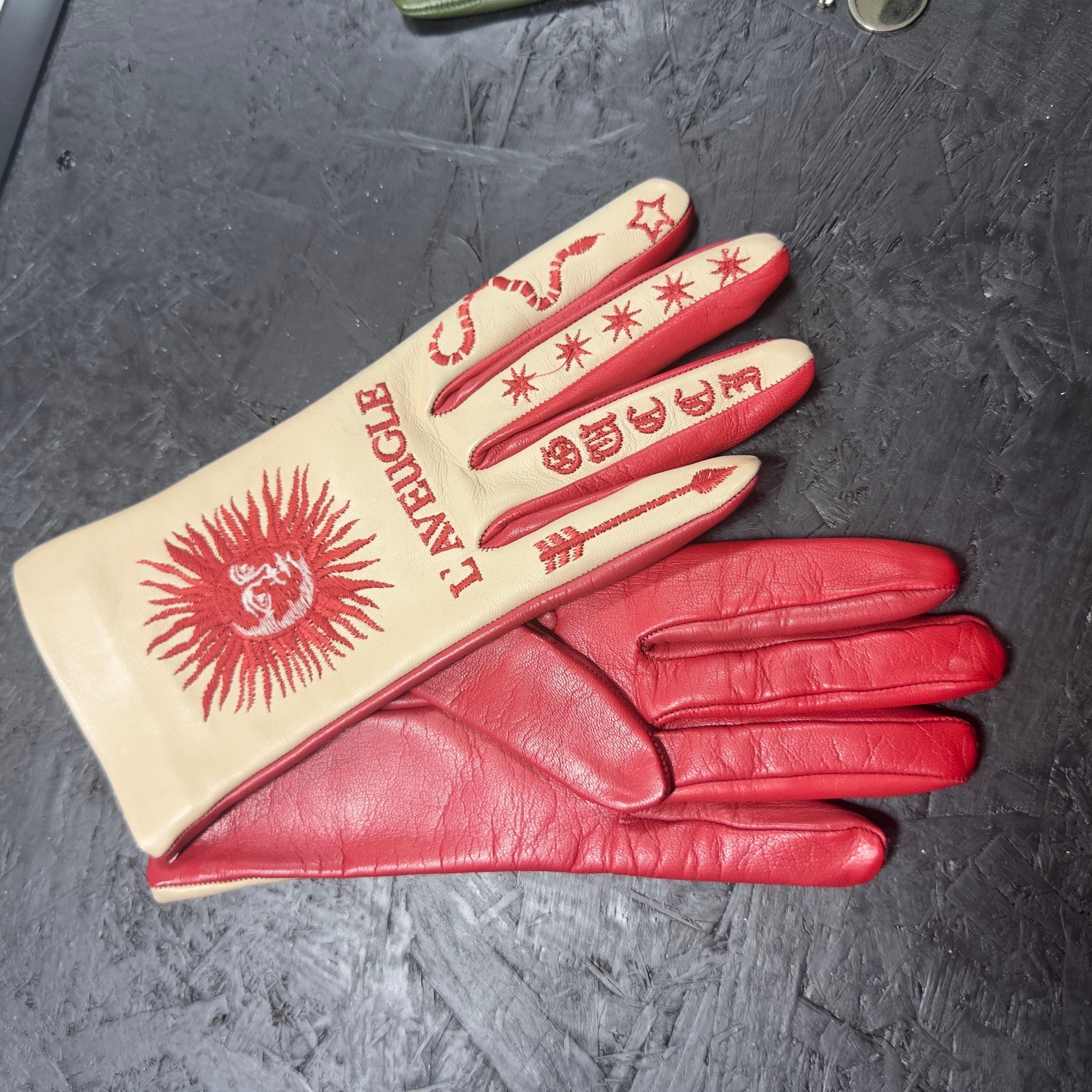 Gucci in pelle rossa e beige nuovi mai utilizzati
Dotati di scatola 
Linea L'aveugle puor amour
Taglia Medium 7.5